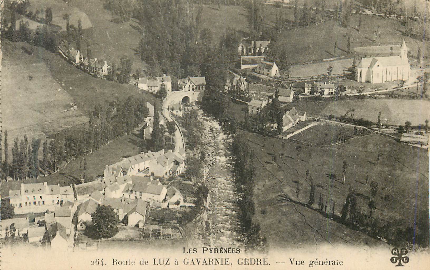 CPA Route de Luz a Gavarnie Gedre Les Pyrenees Vue Generale