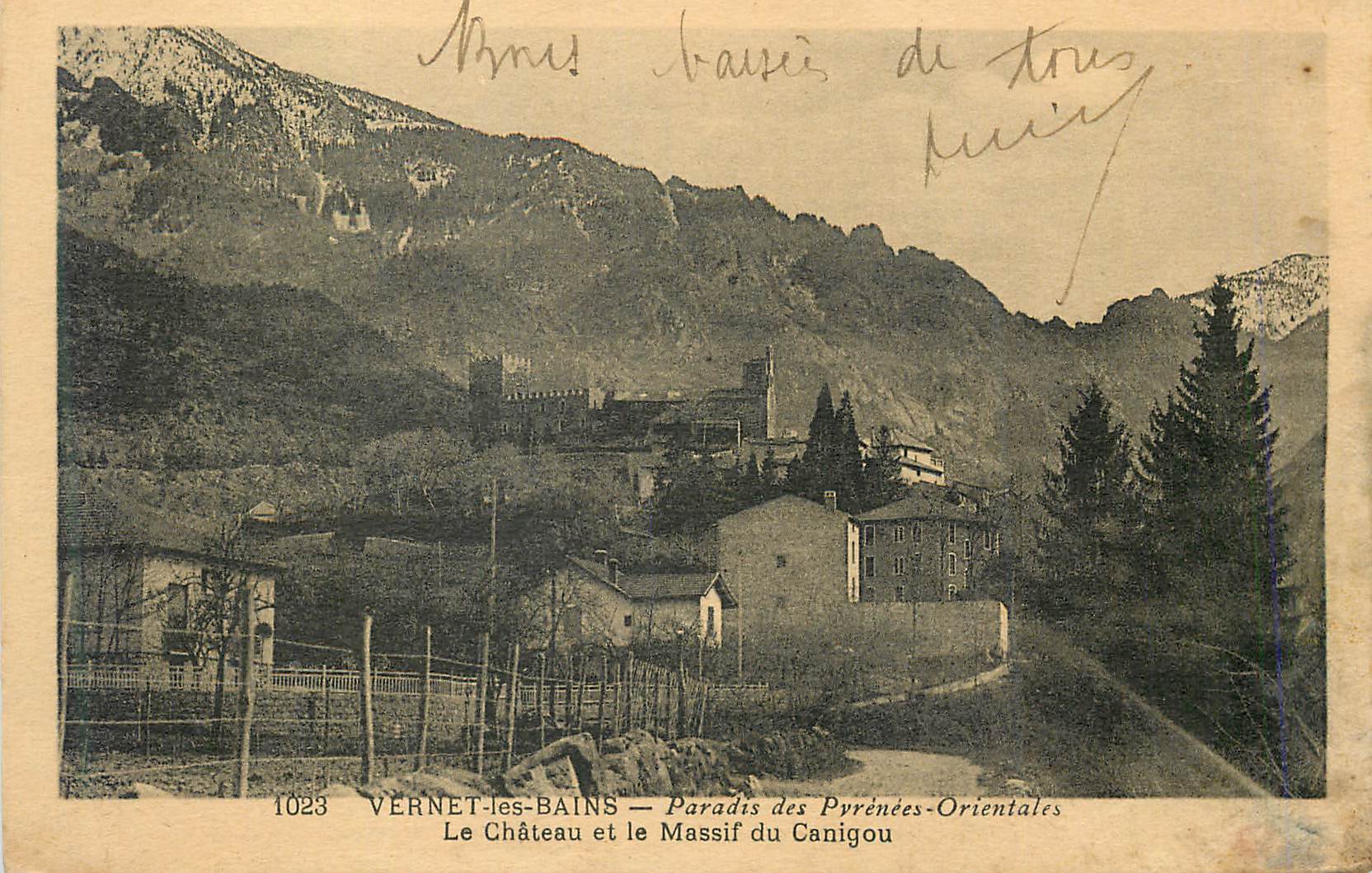 CPA Vernet les Bains Paradis des Pyrenees Orientales Le Chateau et le Massif du Canigou