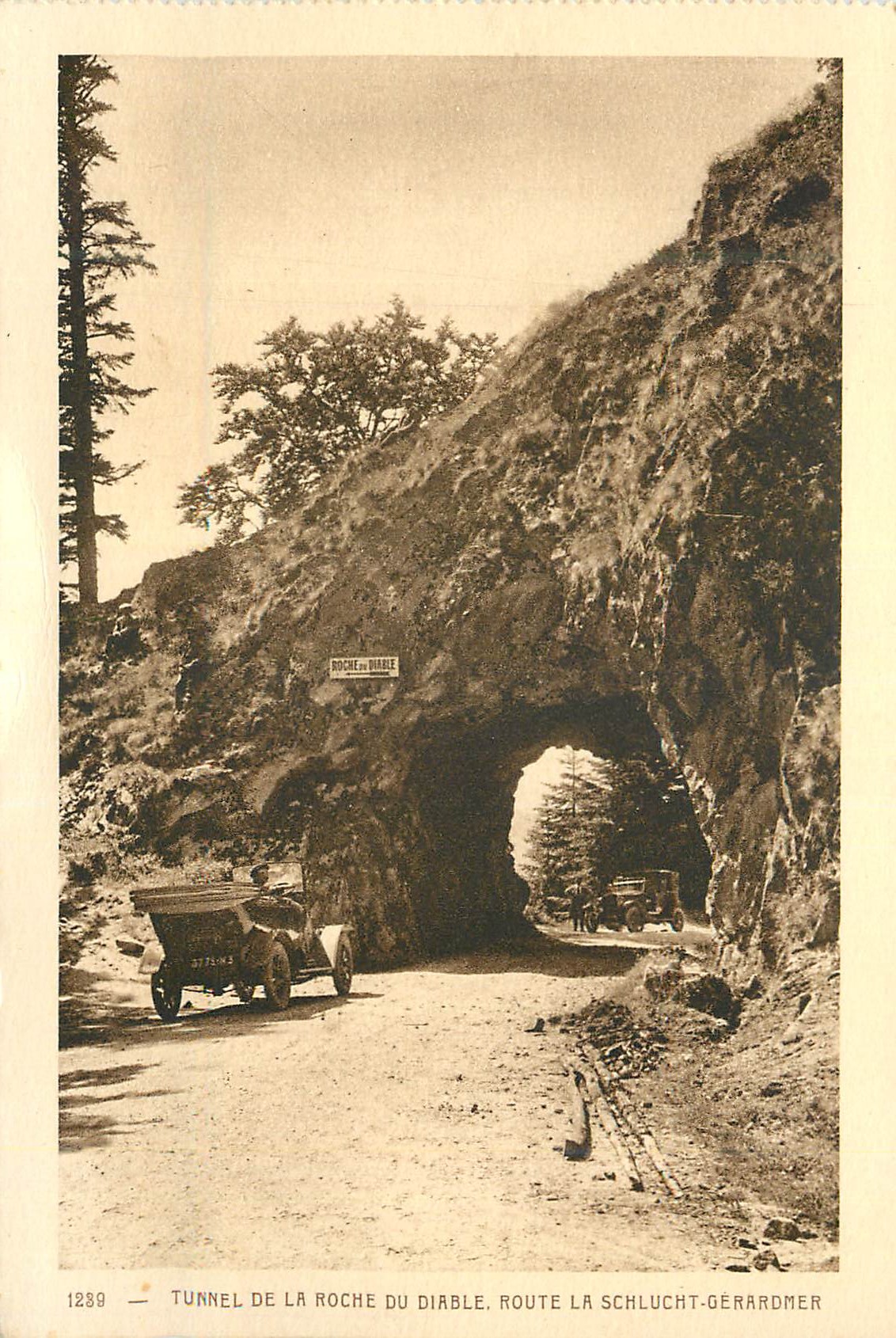 CPA Gerardmer Tunnel de la Roche du Diable Route La Schlucht Automobile