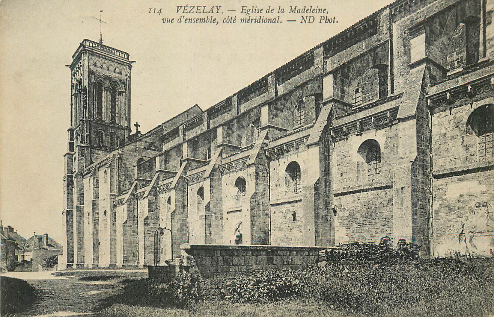 Vézelay — Église de la Madeleine, vue d'ensemble, côté méridional — ND Phot.