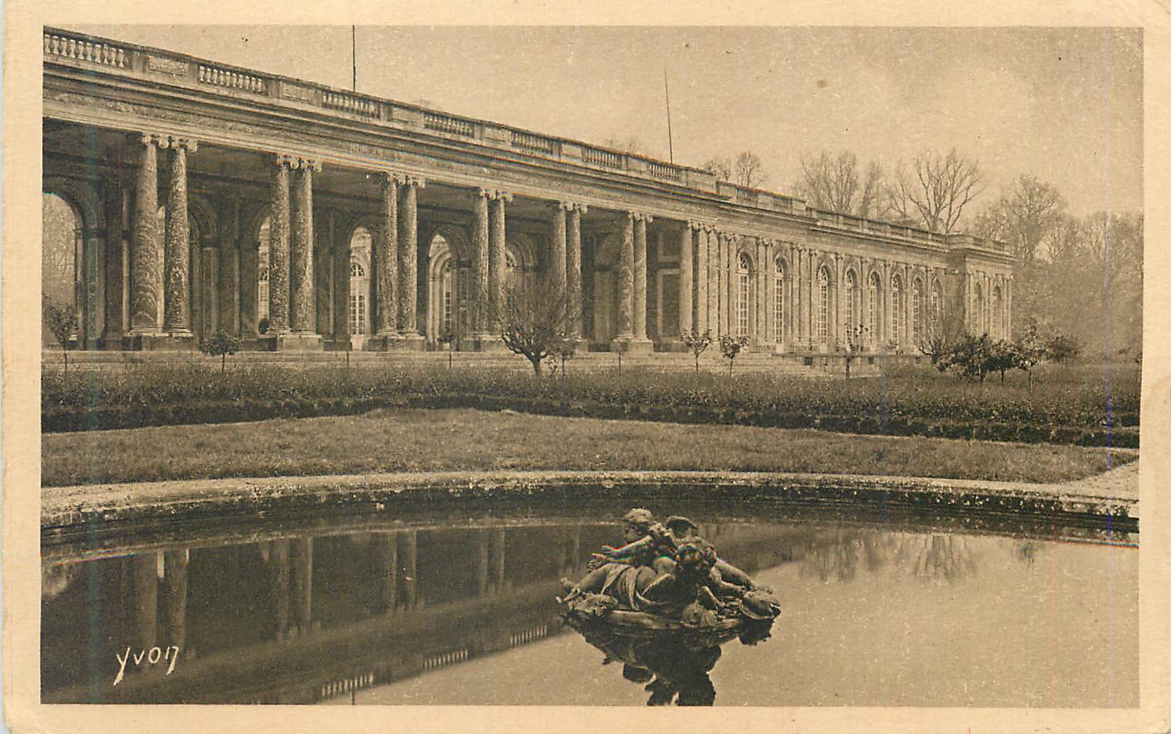 Château de Versailles — Vue du Grand Canal et du bassin avec statue — Yvon