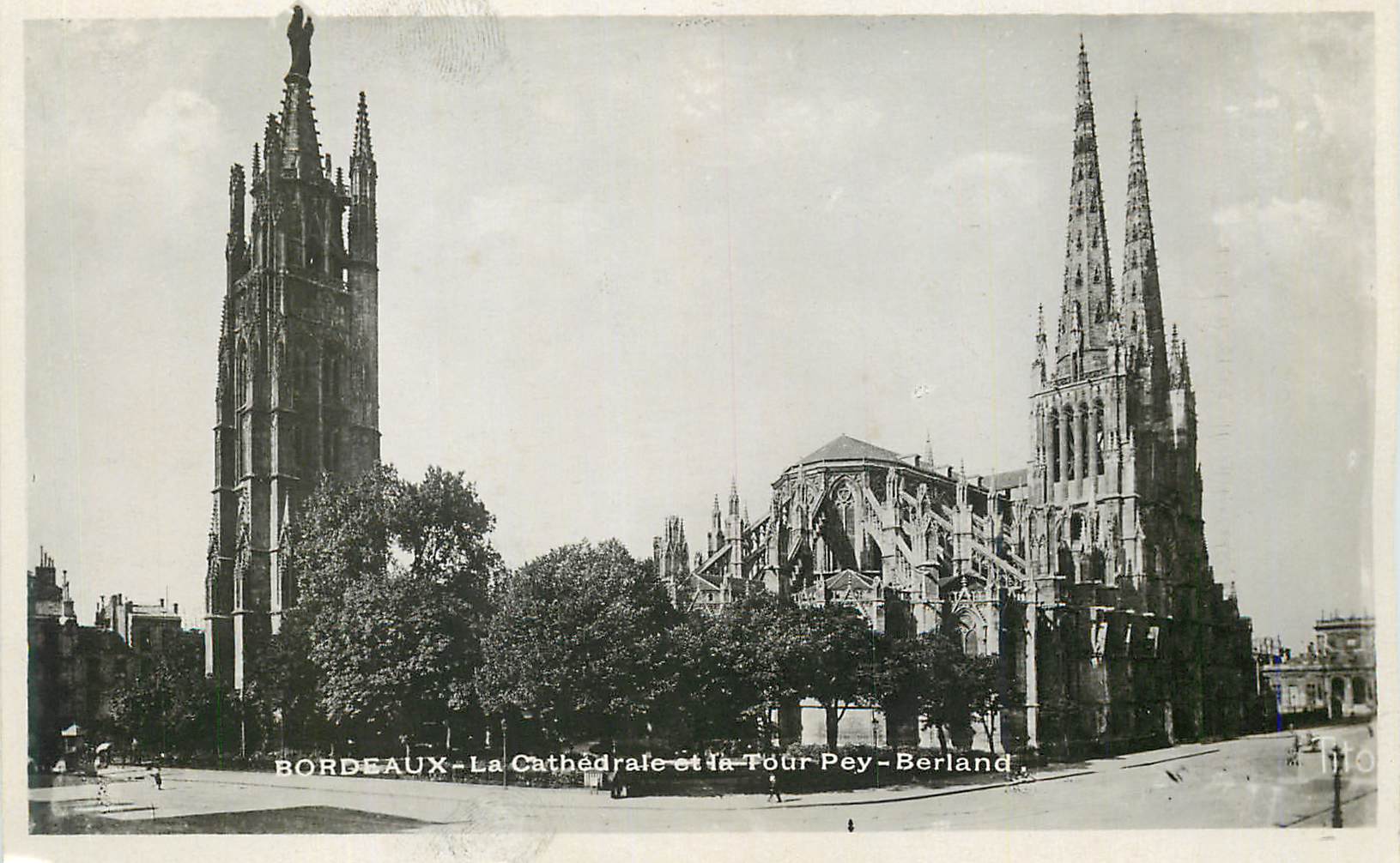 CPM Bordeaux La Cathedrale et la Tour Pey Berland