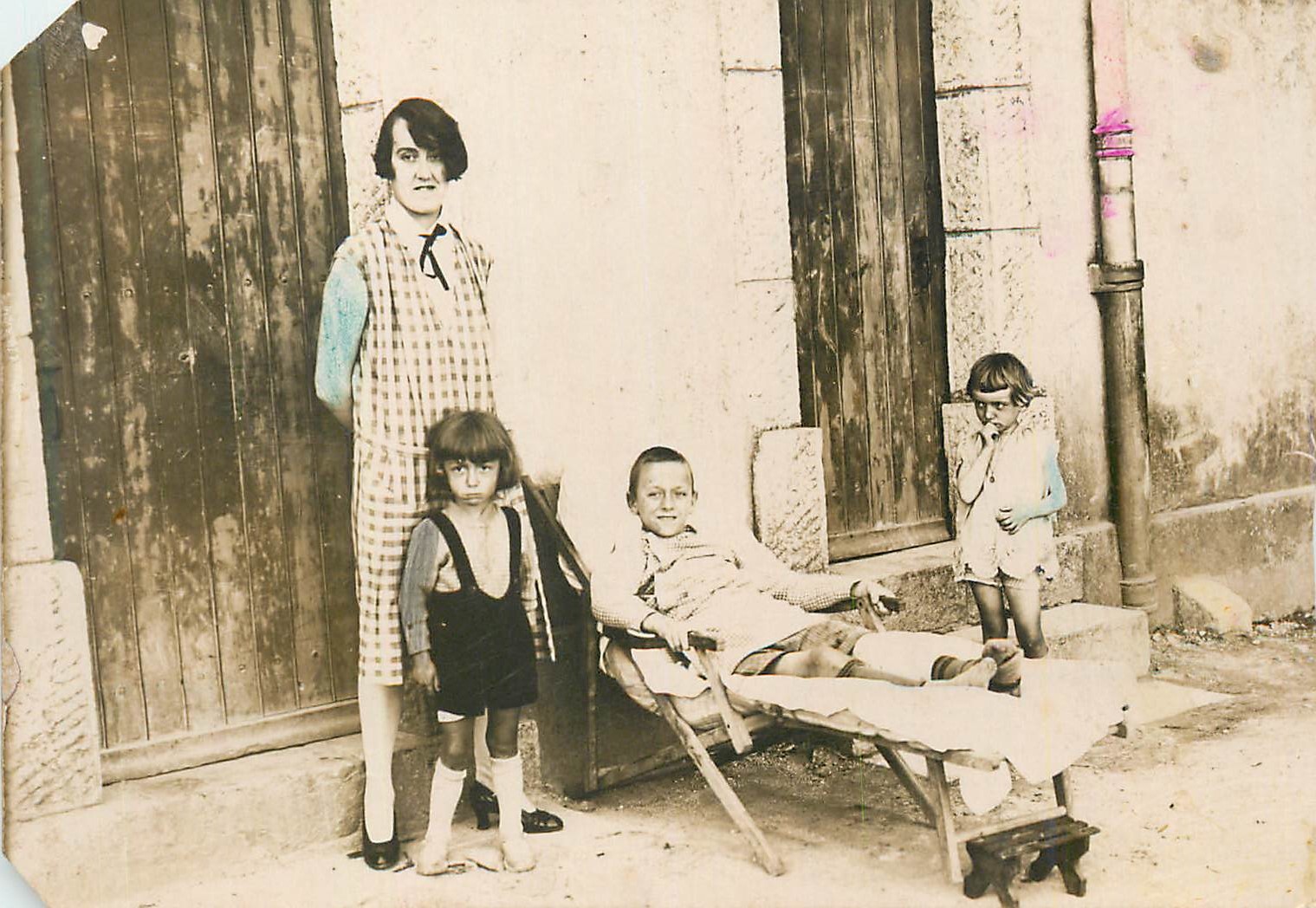 Famille ou groupe d'enfants — extérieur — datée vers 1920
