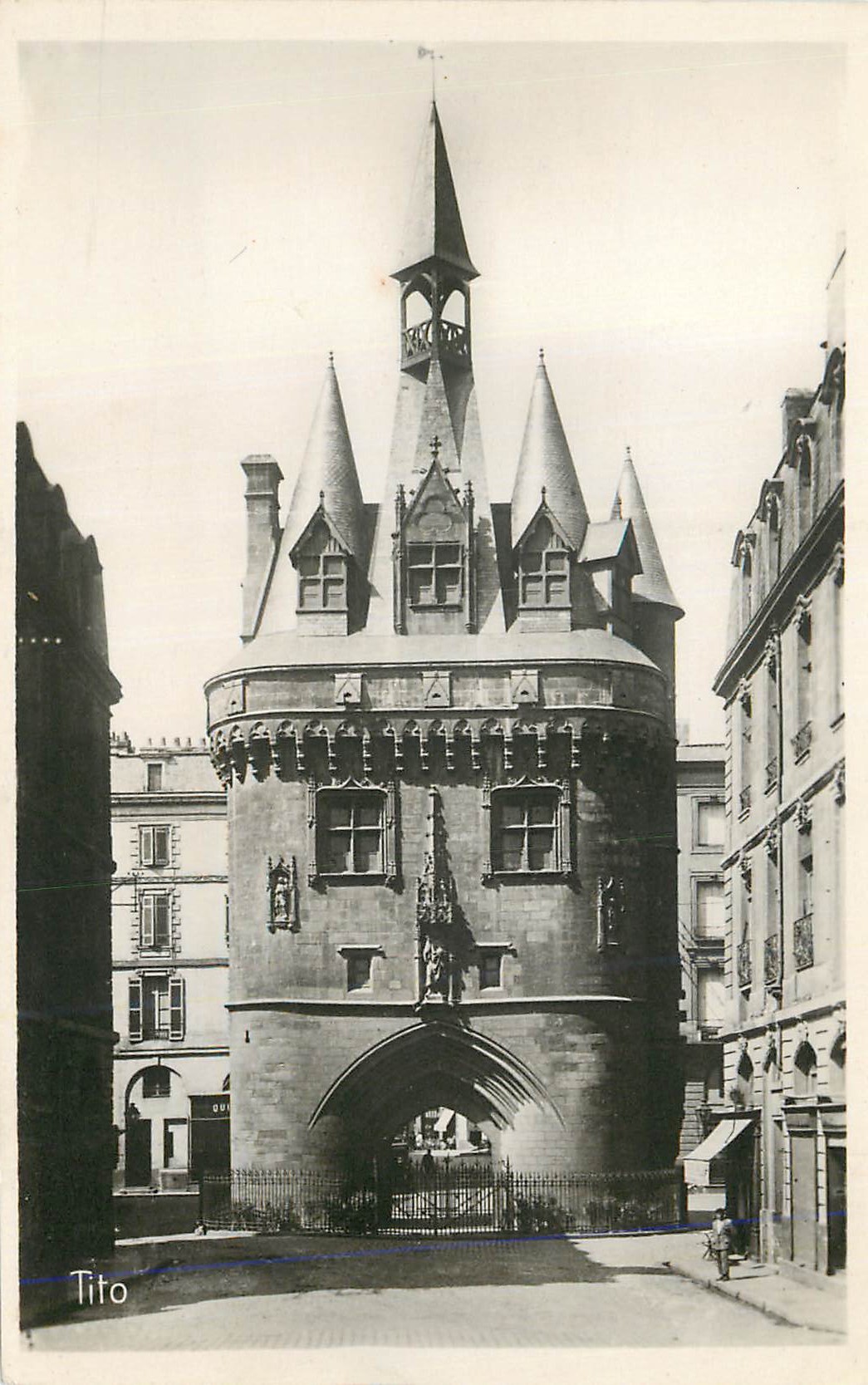 Porte de la Cité — Tours — Tito