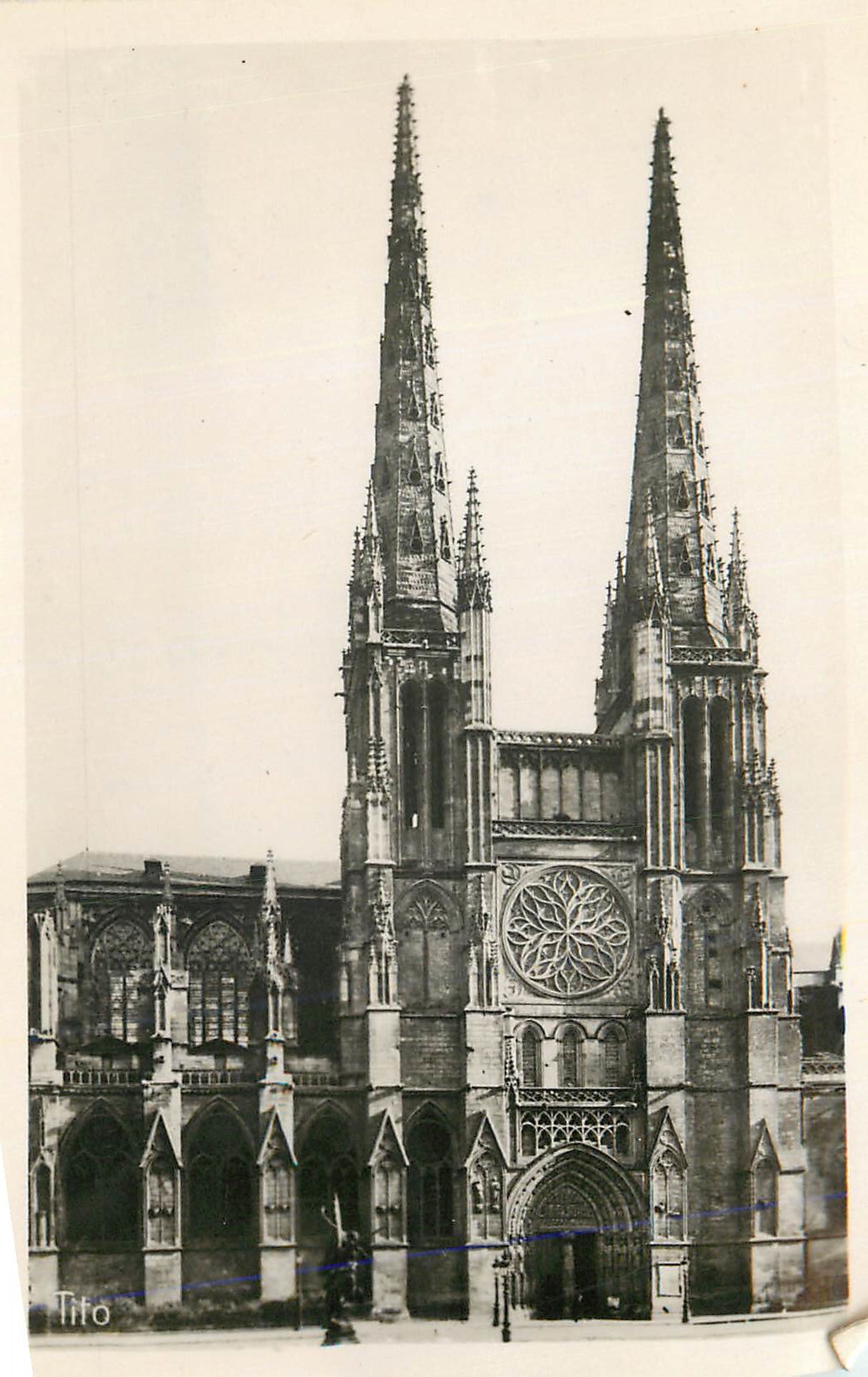 CPM Bordeaux Les Fleches de la Cathedrale