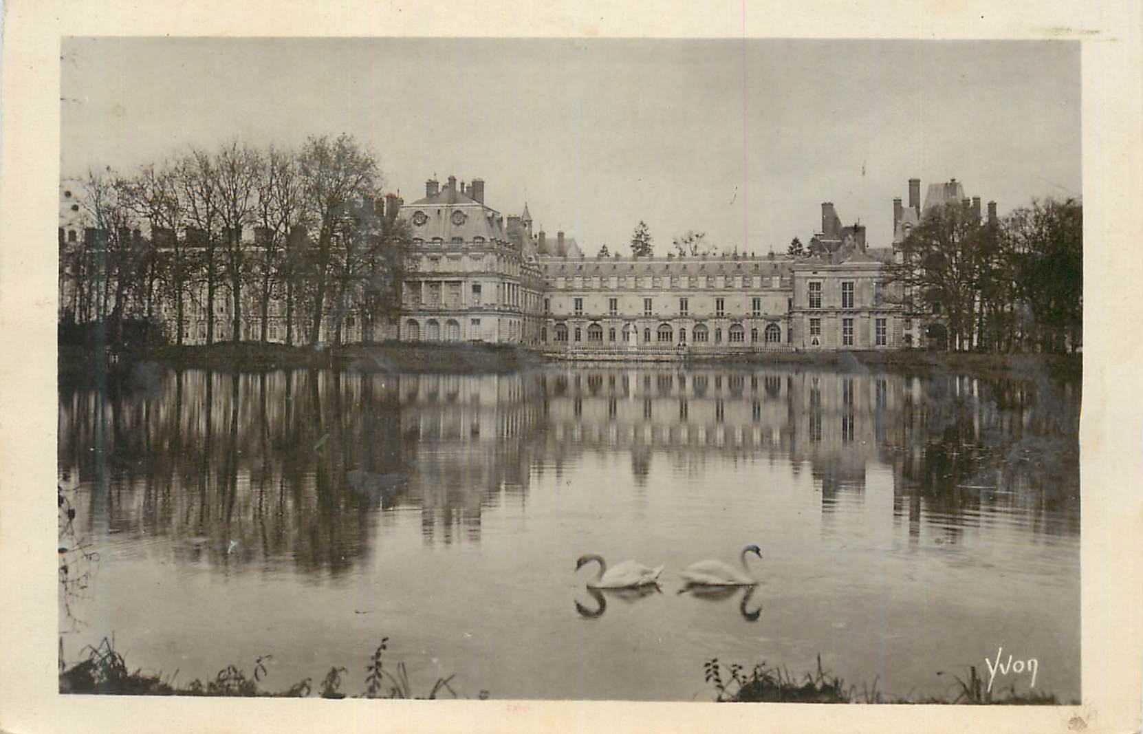 Château de Fontainebleau — vue du lac avec cygnes — Yvon