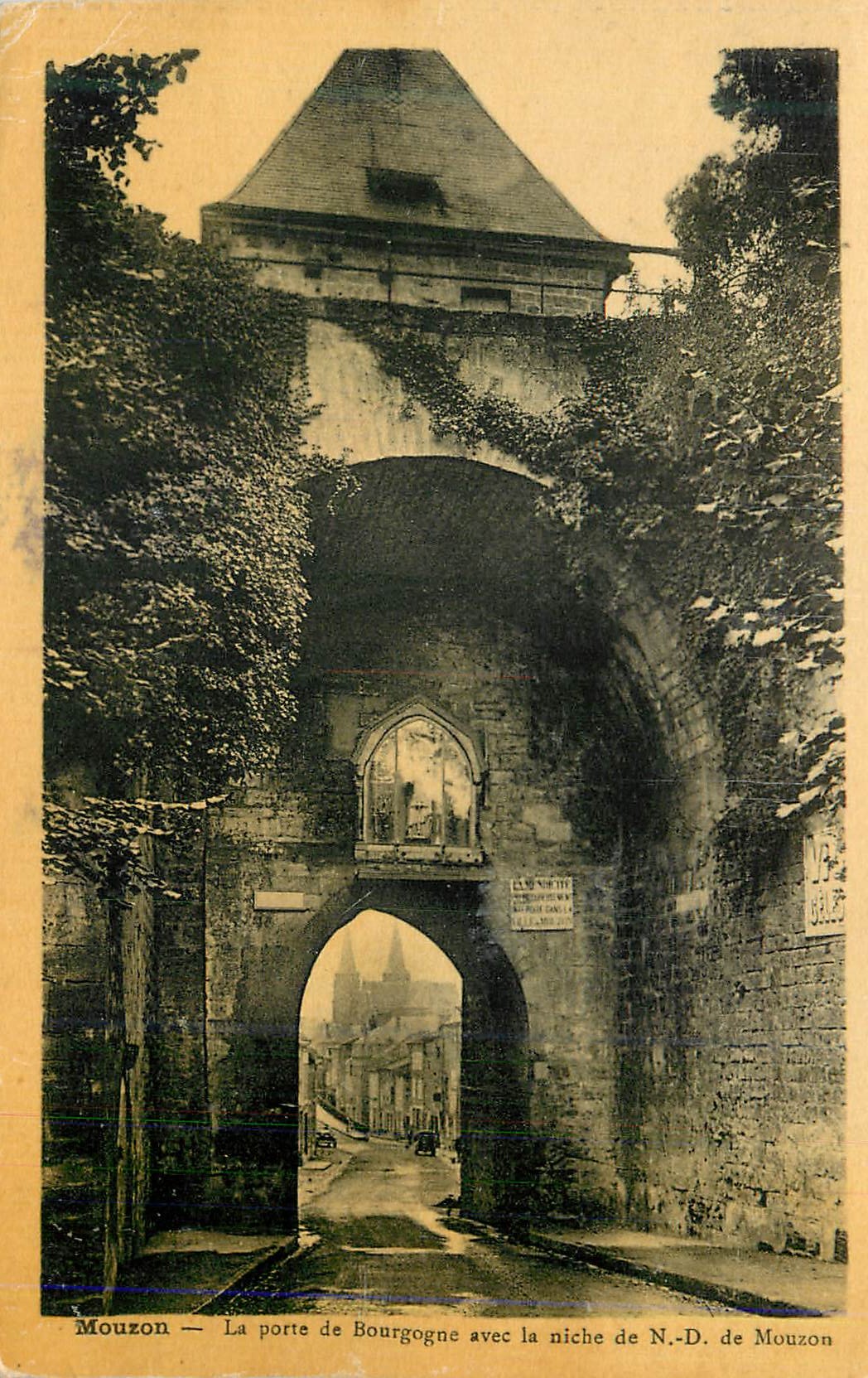 CPA Mouzon La Porte de Bourgogne avec la Niche de N D de Mouzon