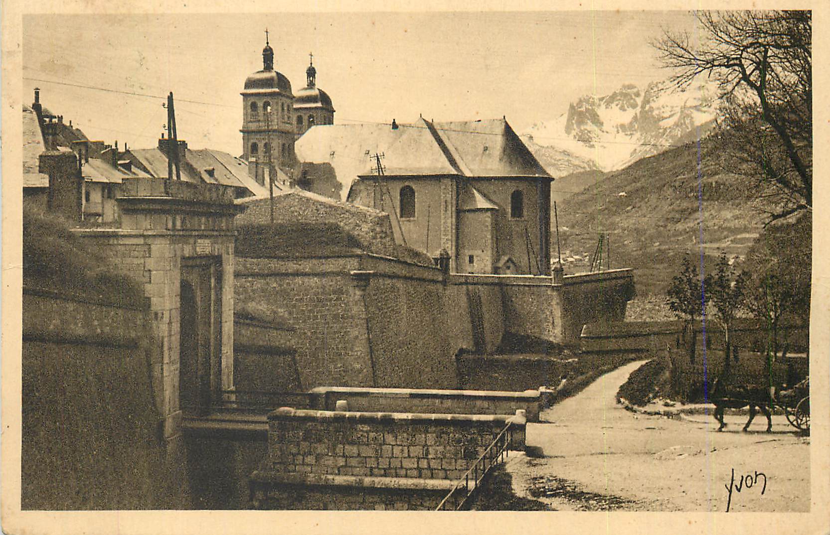 Château de Chambéry — vue sur la cathédrale et les monts de l'Albanais — éditeur non identifié