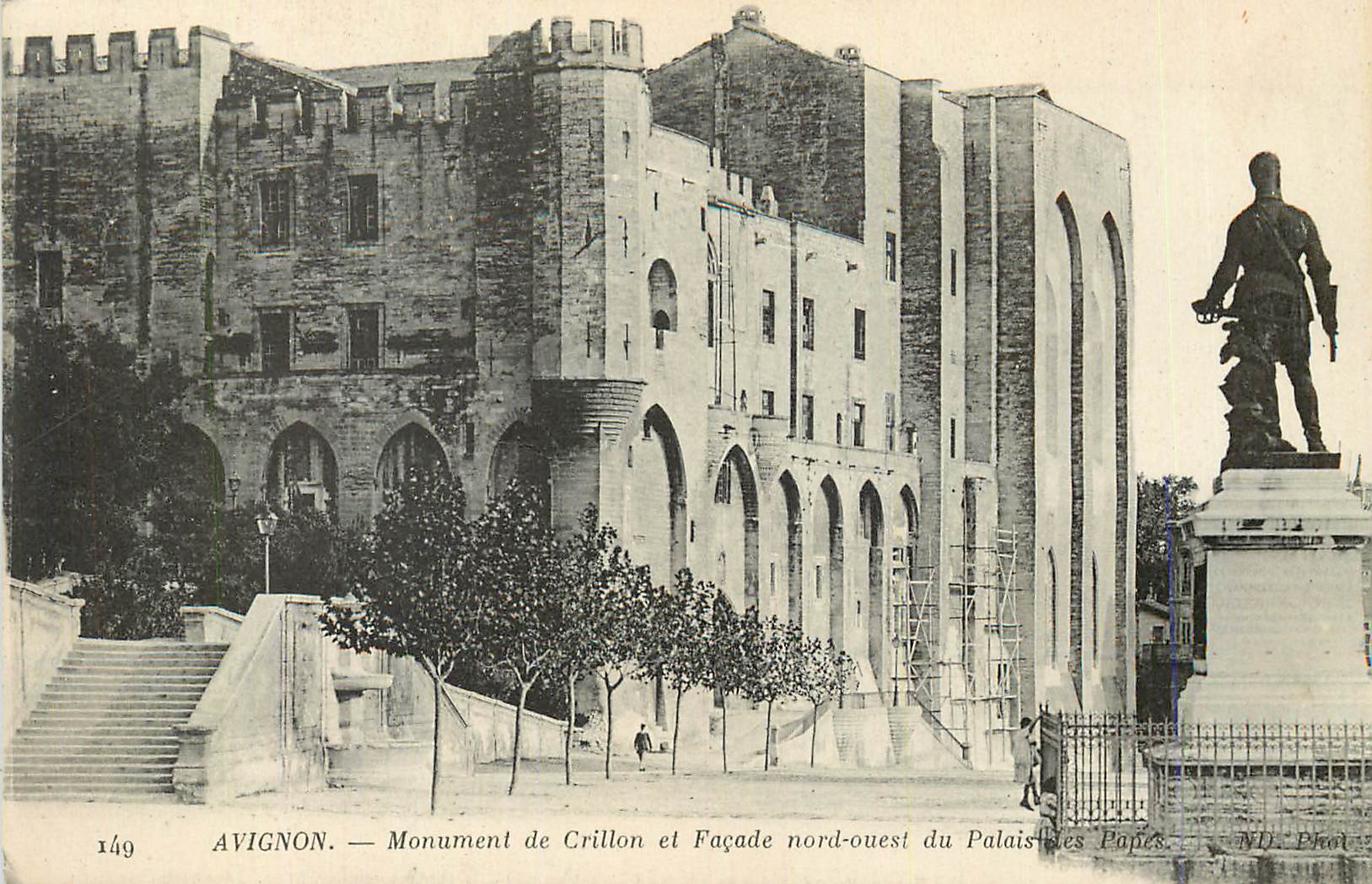 CPA Avignon Monument de Crillon et Facade Nord Ouest du Palais des Papes