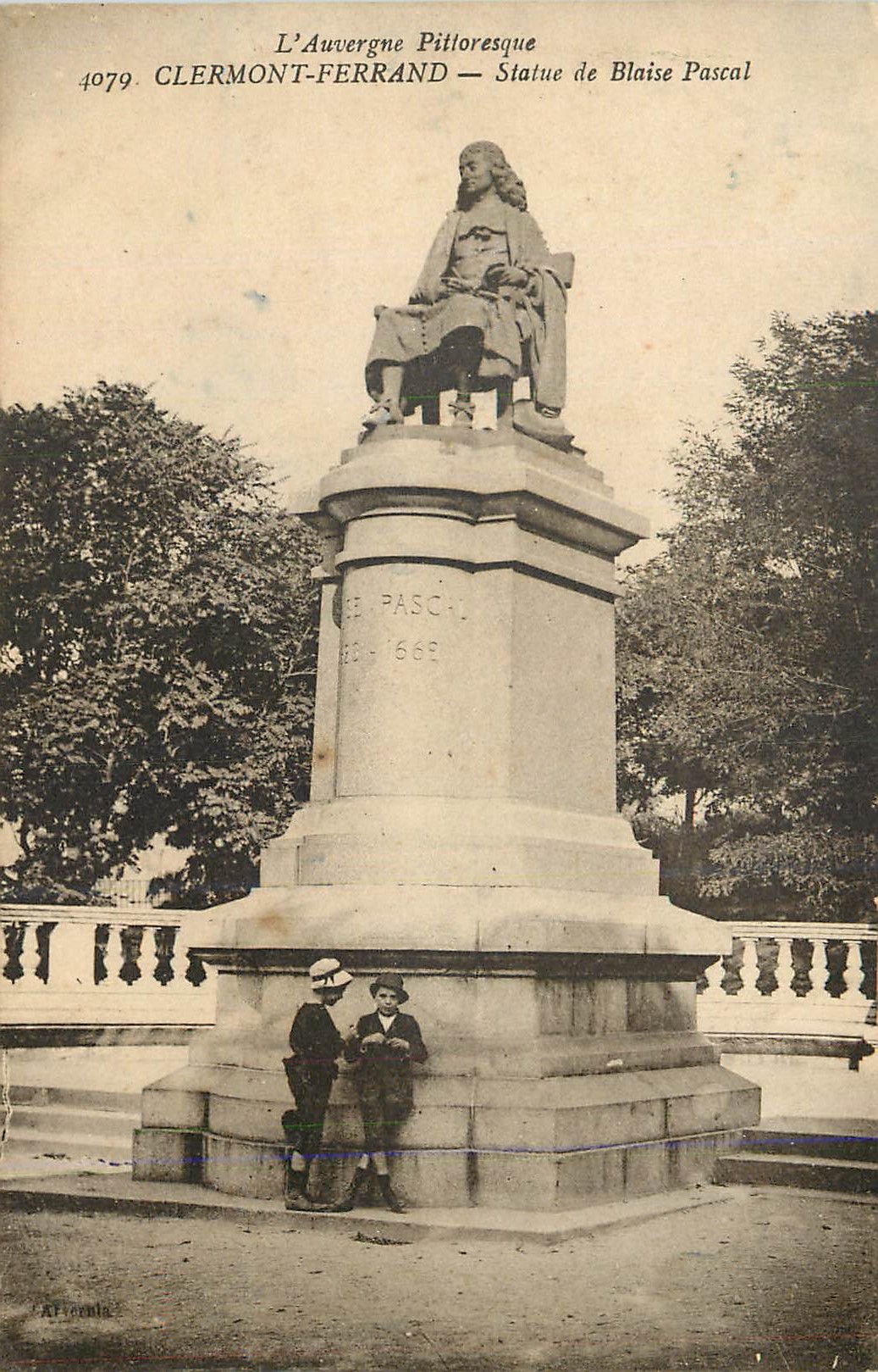 CPA Clermont Ferrand L'Auvergne Pittoresque Statue de Blaise Pascale