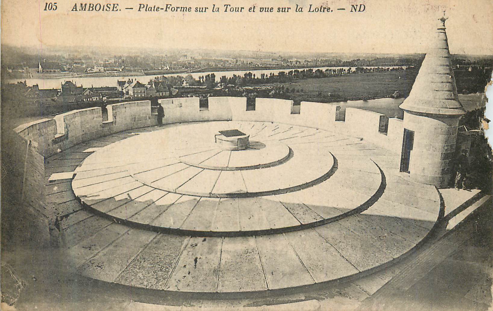 Amboise — Plate-Forme sur la Tour et vue sur la Loire — ND