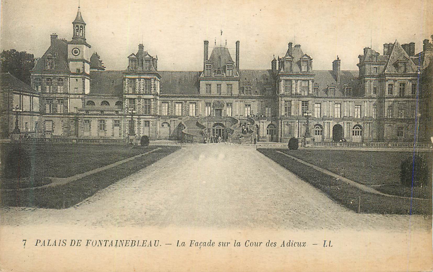 Palais de Fontainebleau — La Façade sur la Cour des Adicux — LL