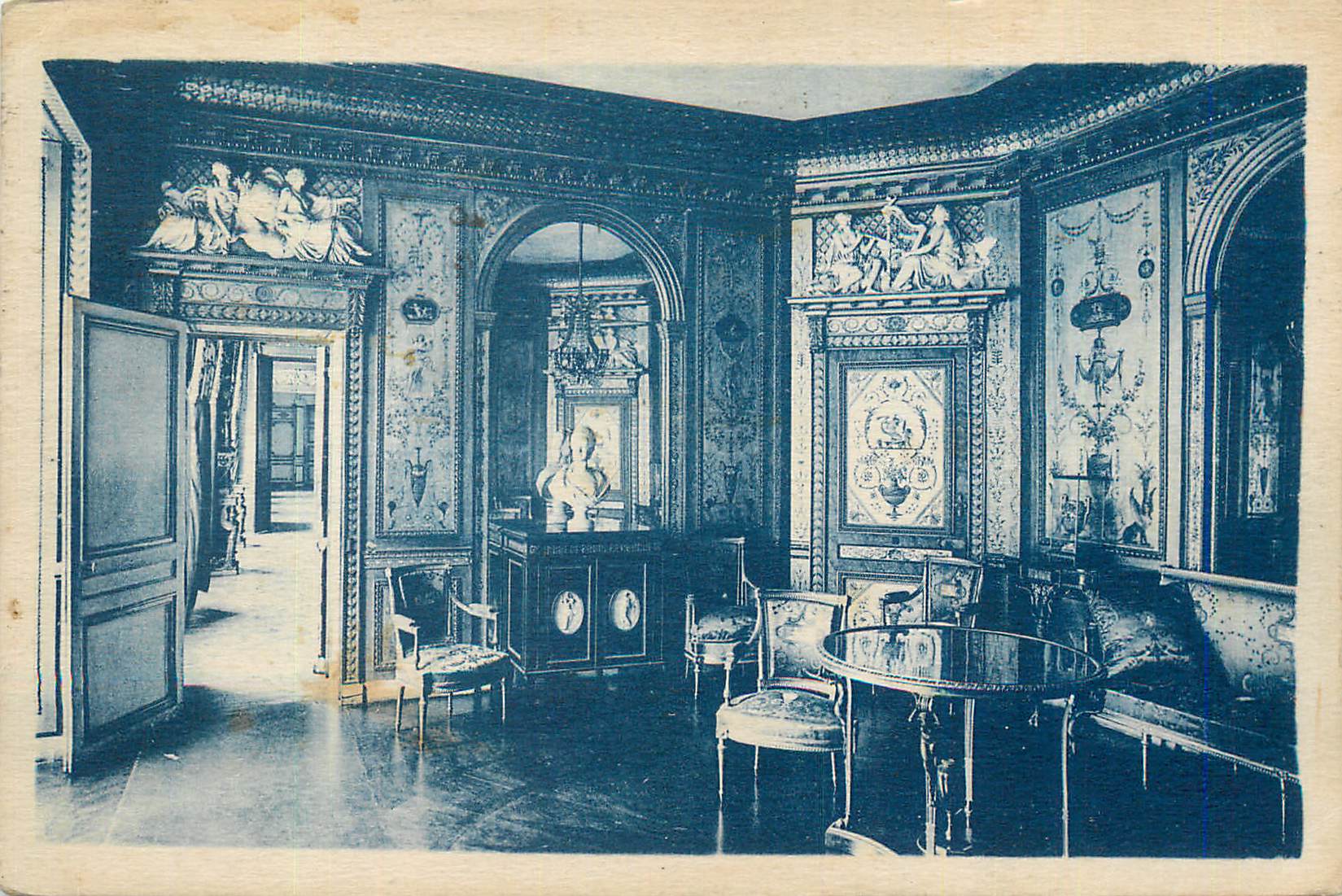 Interior de un salón ricamente decorado — editor no identificado