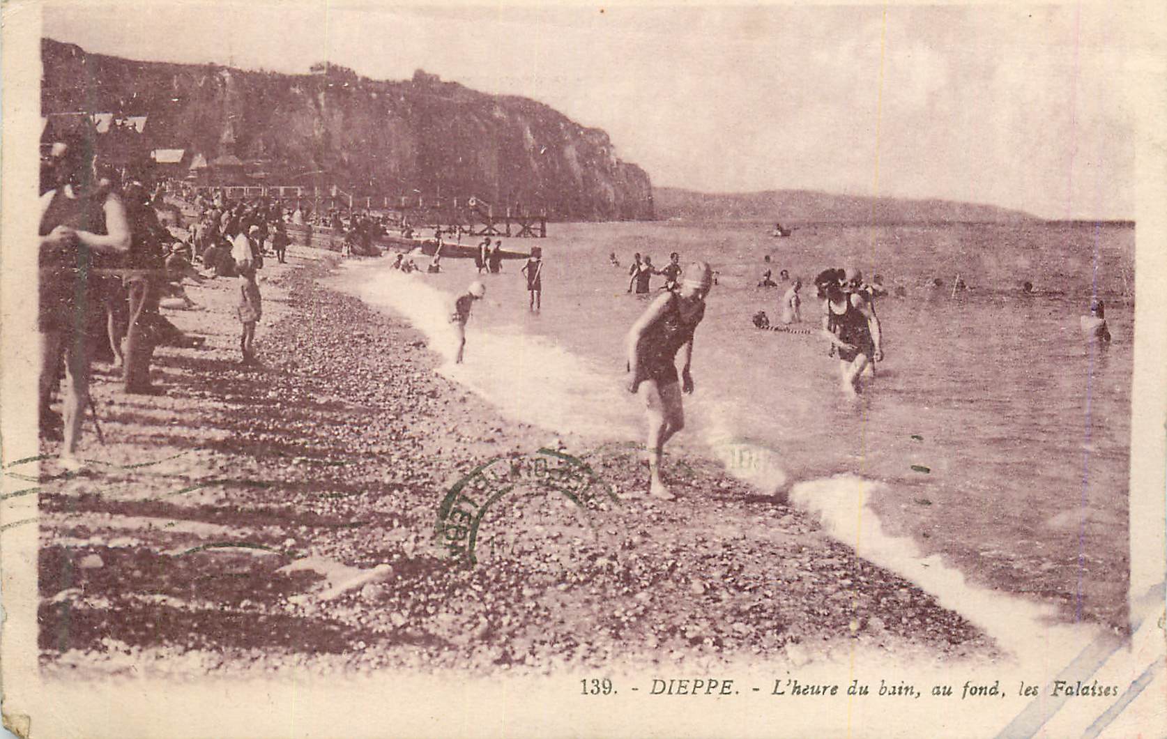 CPA Dieppe L'Heure du Bain au fond les Falaises