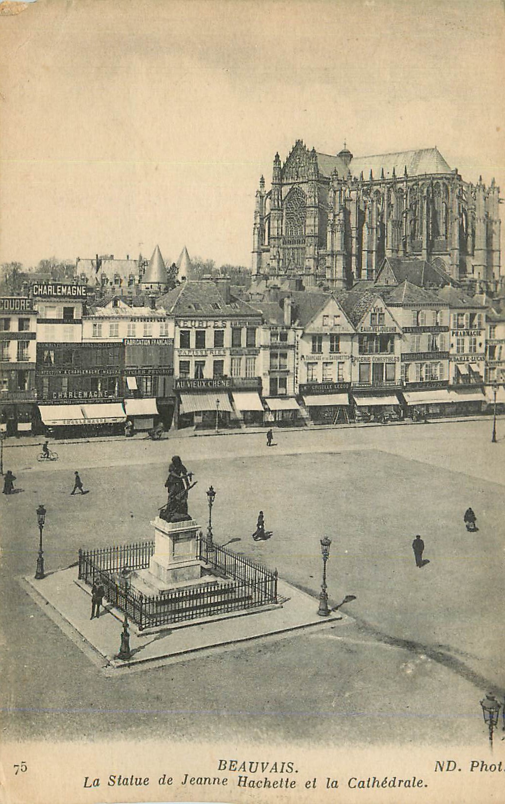 CPA Beauvais La Statue de Jeanne Hachette et la Cathedrale