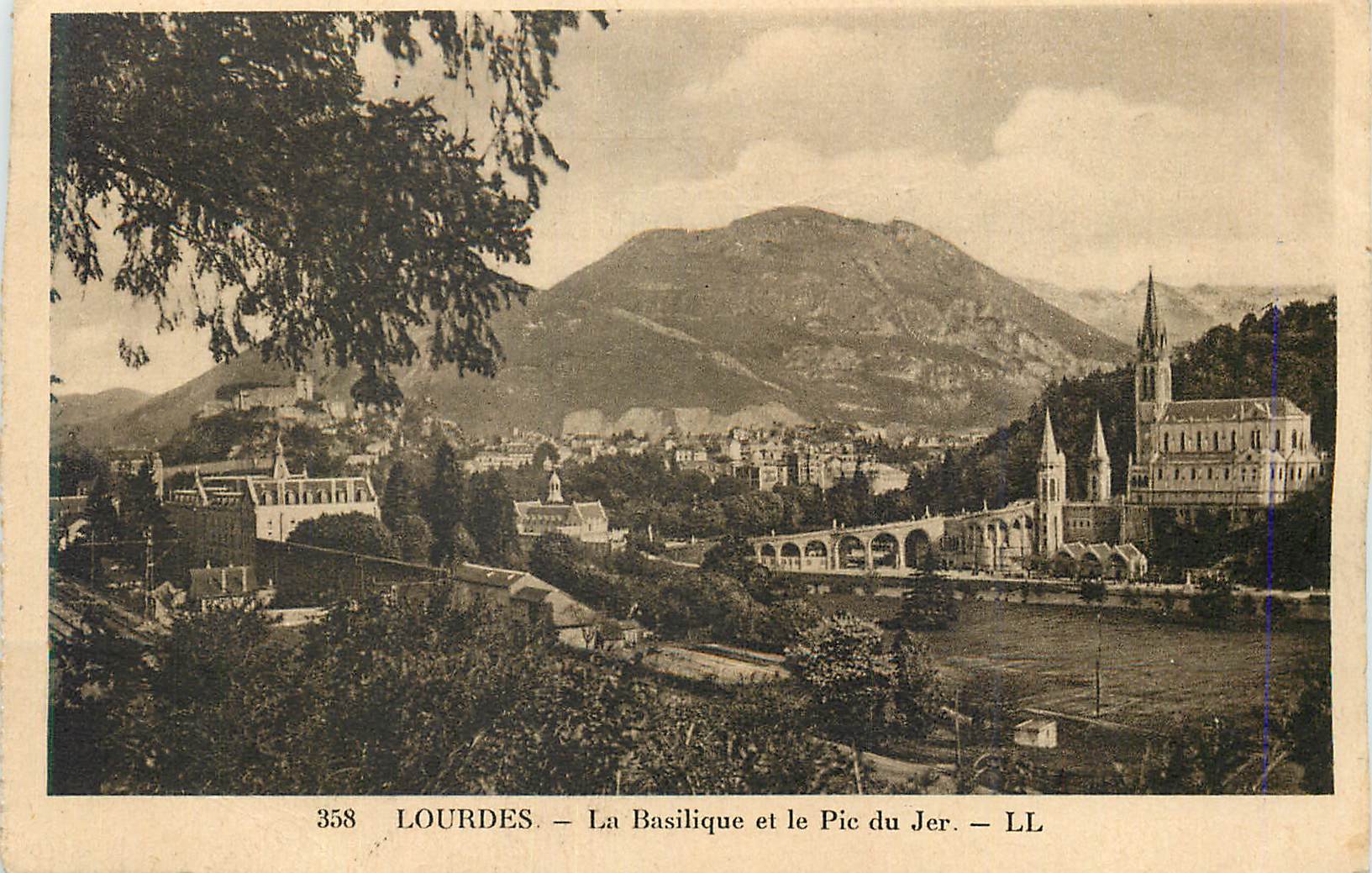 CPA Lourdes La Basilique et le Pic du Jer