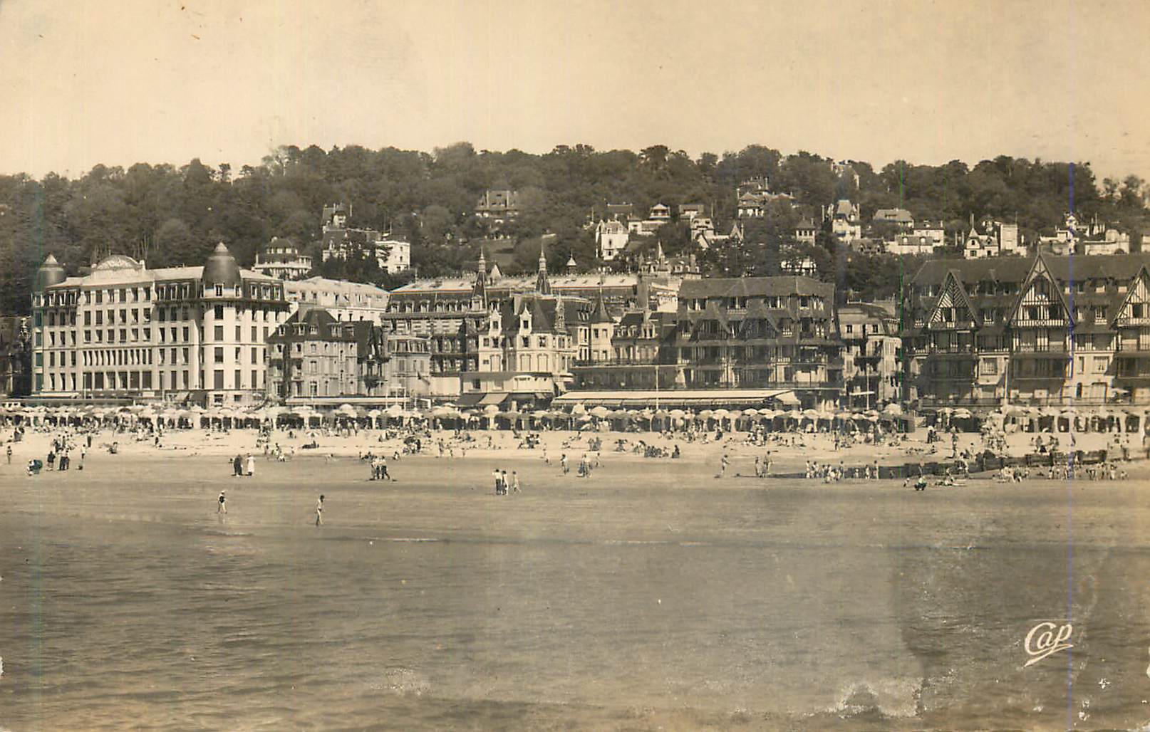 CPM Trouville La Reine des Plages La Plage