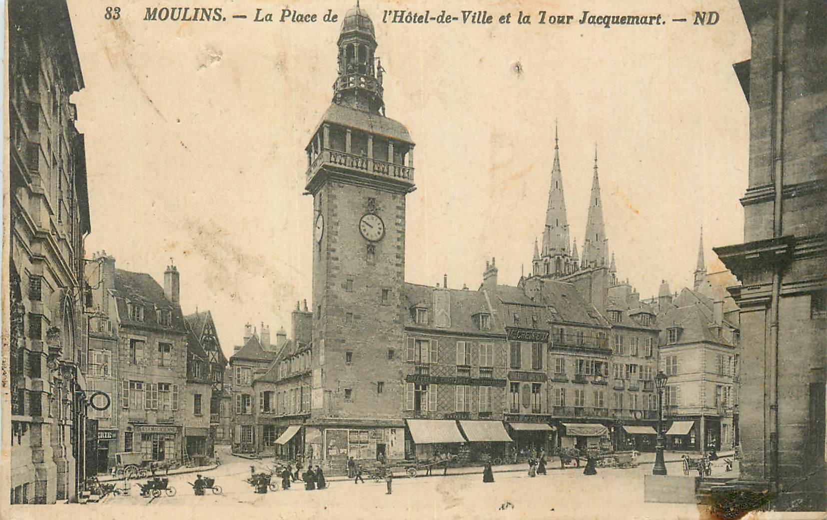 CPA Moulins La Place de l'Hotel de Ville et la Tour Jacquemart
