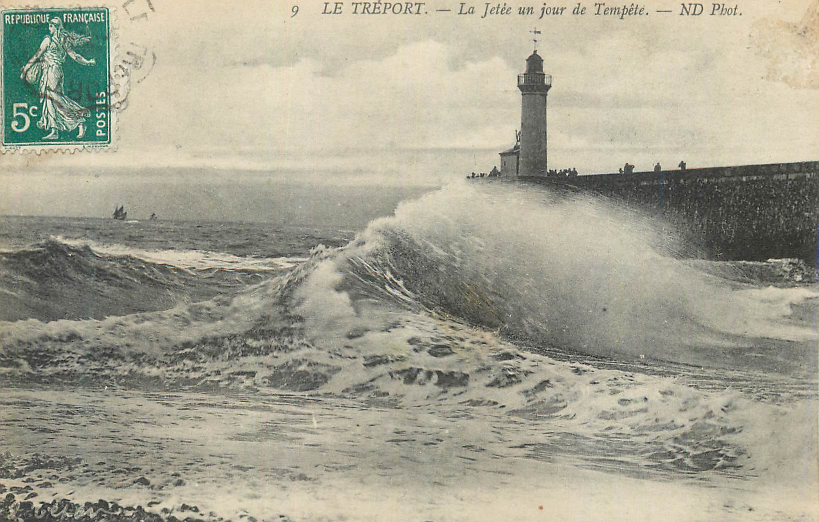 CPA Le Treport La Jetee un Jour de Tempete Phare