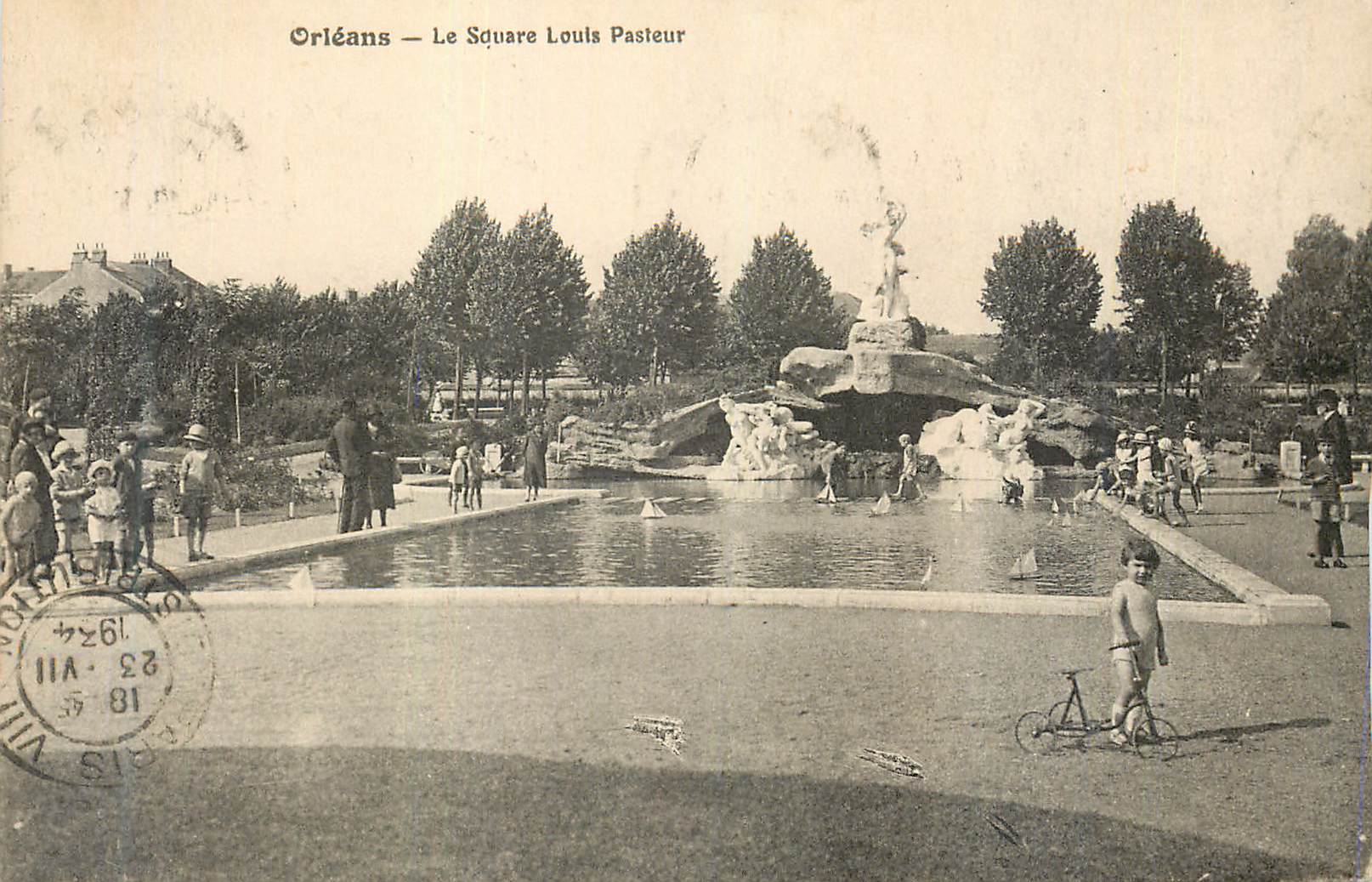 CPA Orleans Le Square Louis Pasteur Enfant Tricycle