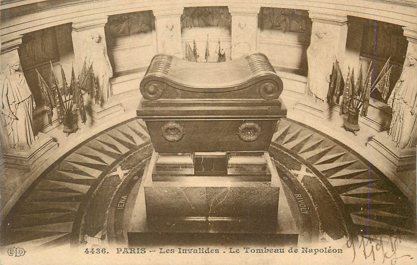 CPA Paris Les Invalides Le Tombeau de Napoleon 1er