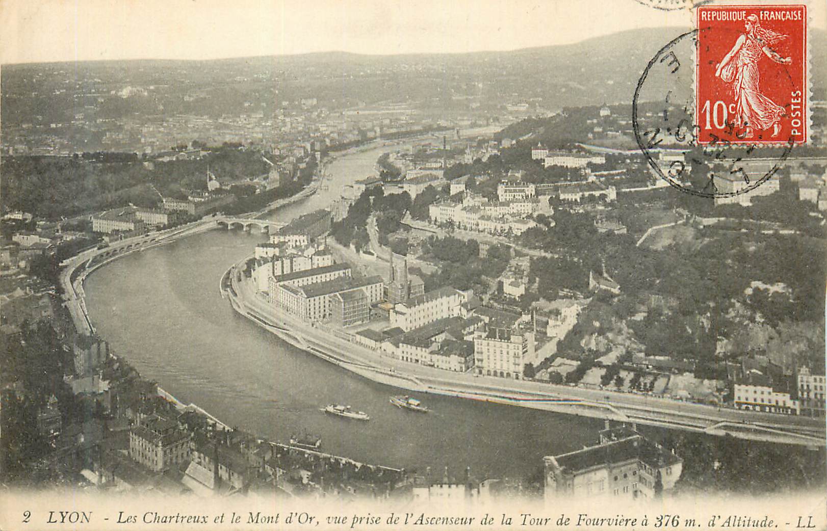 CPA Lyon Les Chartreux et le Mont d'Or Vue prise de l'Ascenseur de la Tour de Fourviere a 376 m d'Altitude