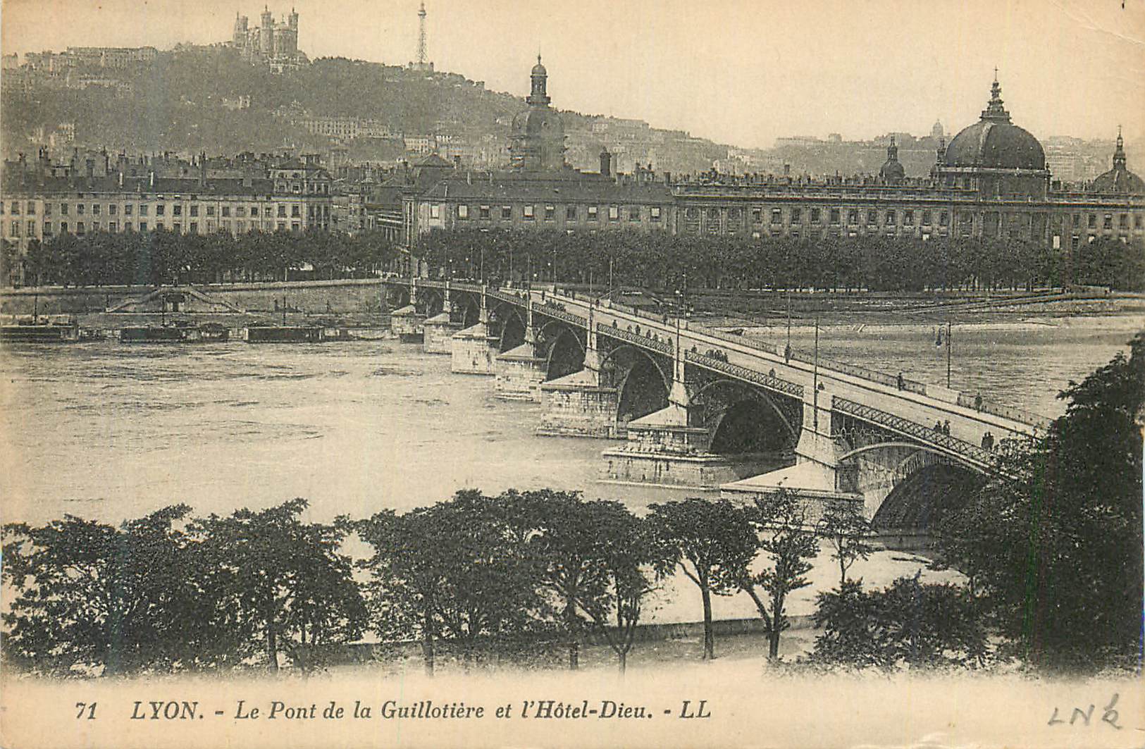 CPA Lyon Le Pont de la Guillotiere et l'Hotel Dieu