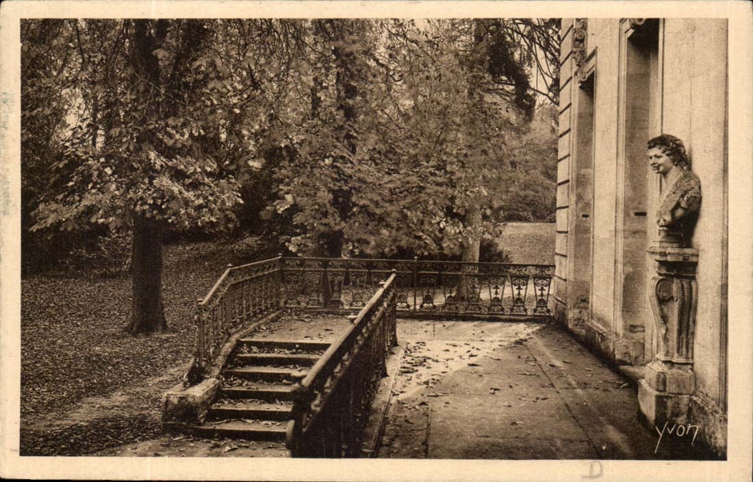 Versailles CPA Entree du Trianon sous bois