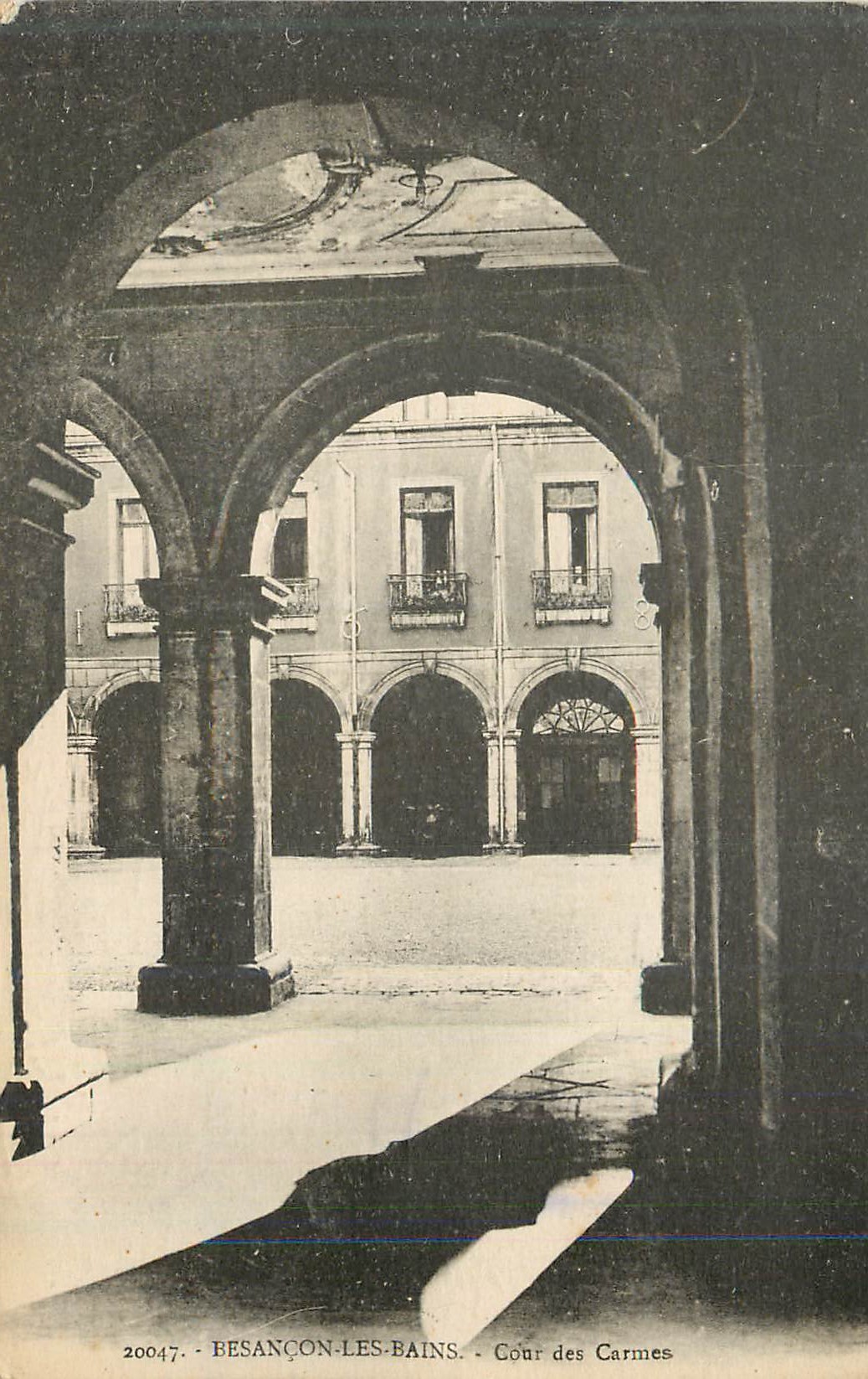 CPA Besancon les Bains Cour des Carmes
