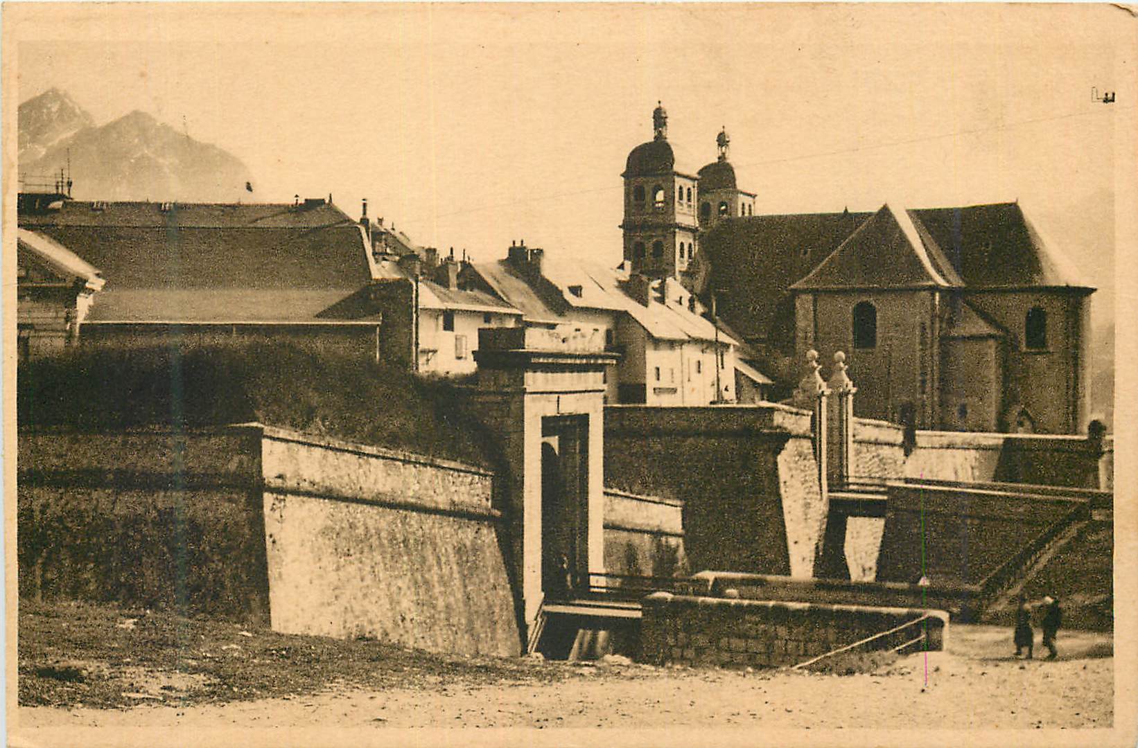Porte de la ville — vue avec église et montagnes — éditeur L. L. n° 147