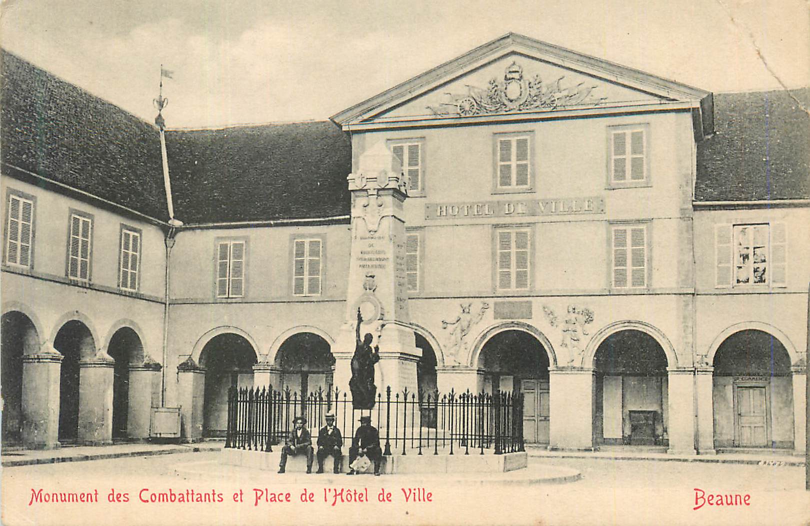 CPA Beaune Monument des Combattants et Place de l'Hotel de Ville