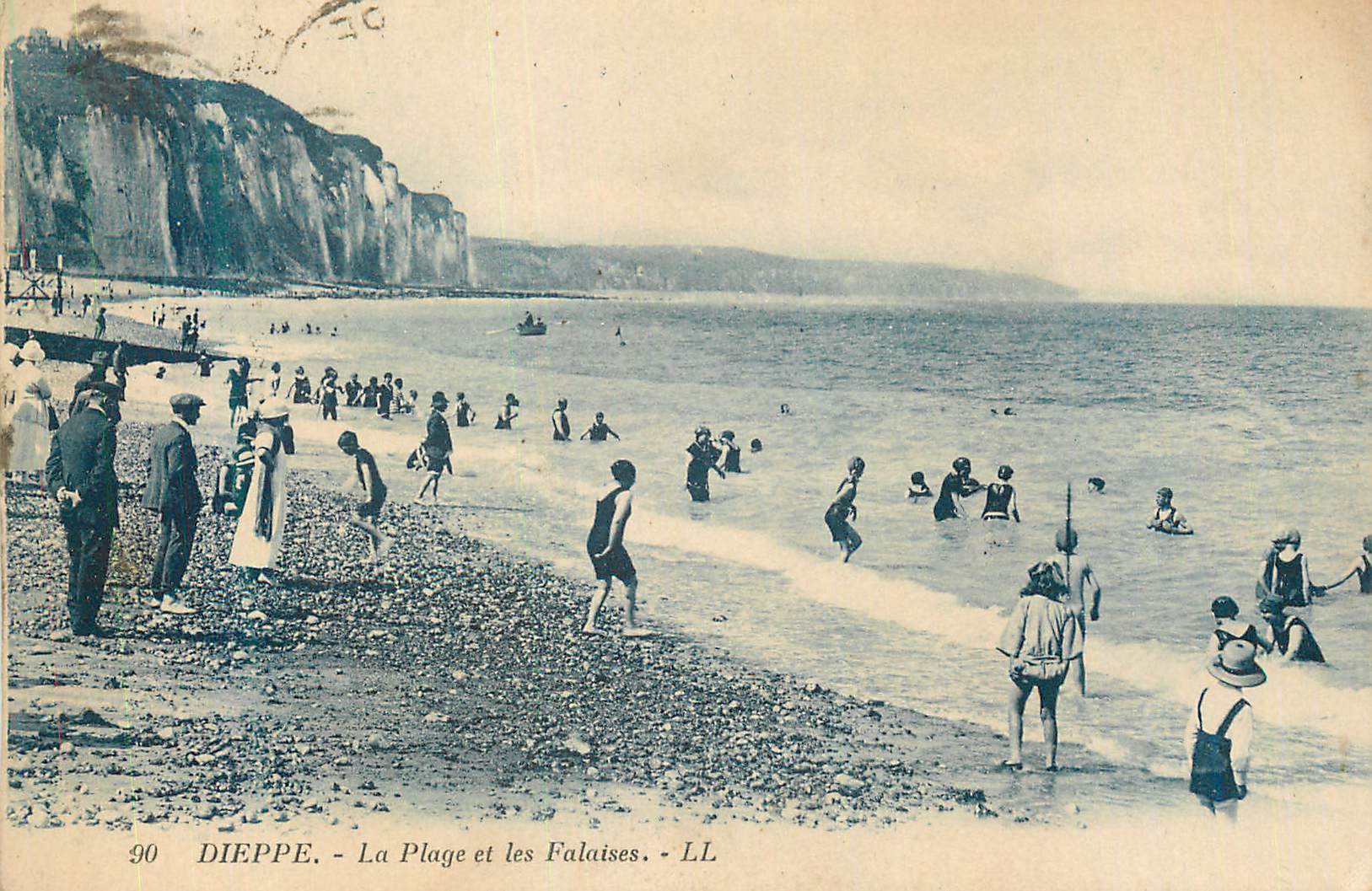CPA Dieppe la Plage et les Falaises