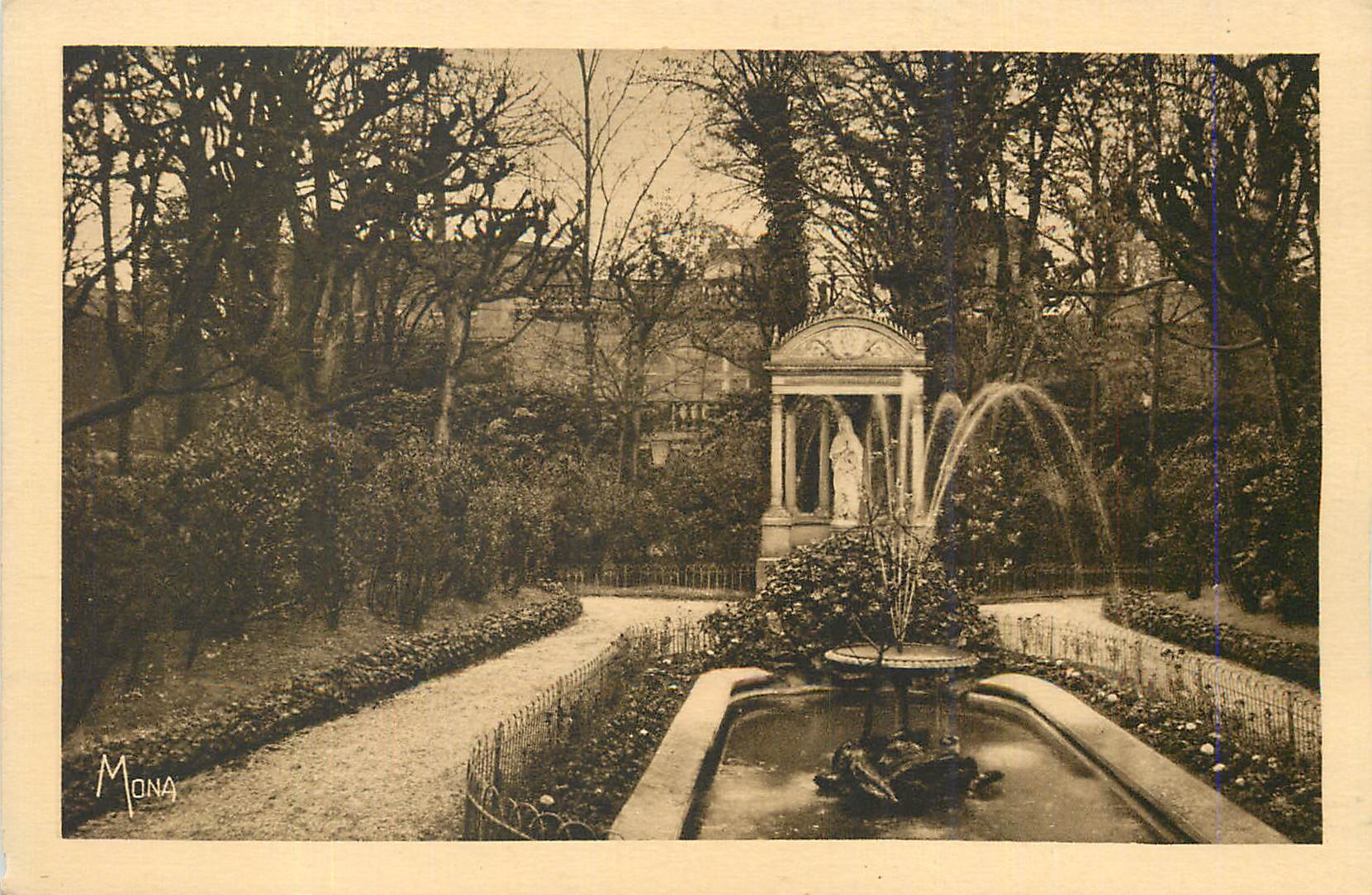 CPA Paris Rue de la Sante Maison des Augustines Edicule et statue de la Sainte Vierge