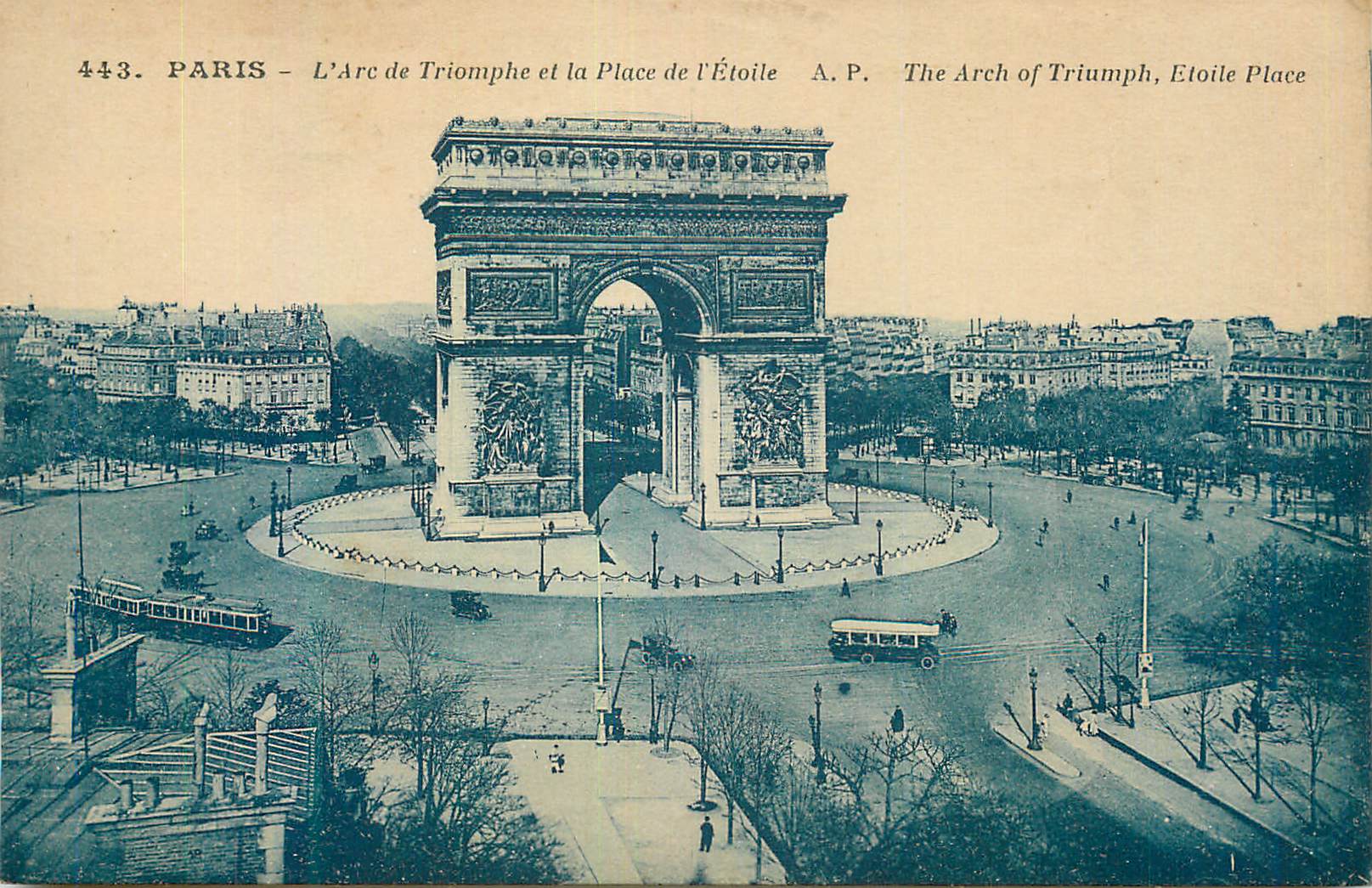CPA Paris l'Arc de Triomphe et la Place de l'Etoile Tramway