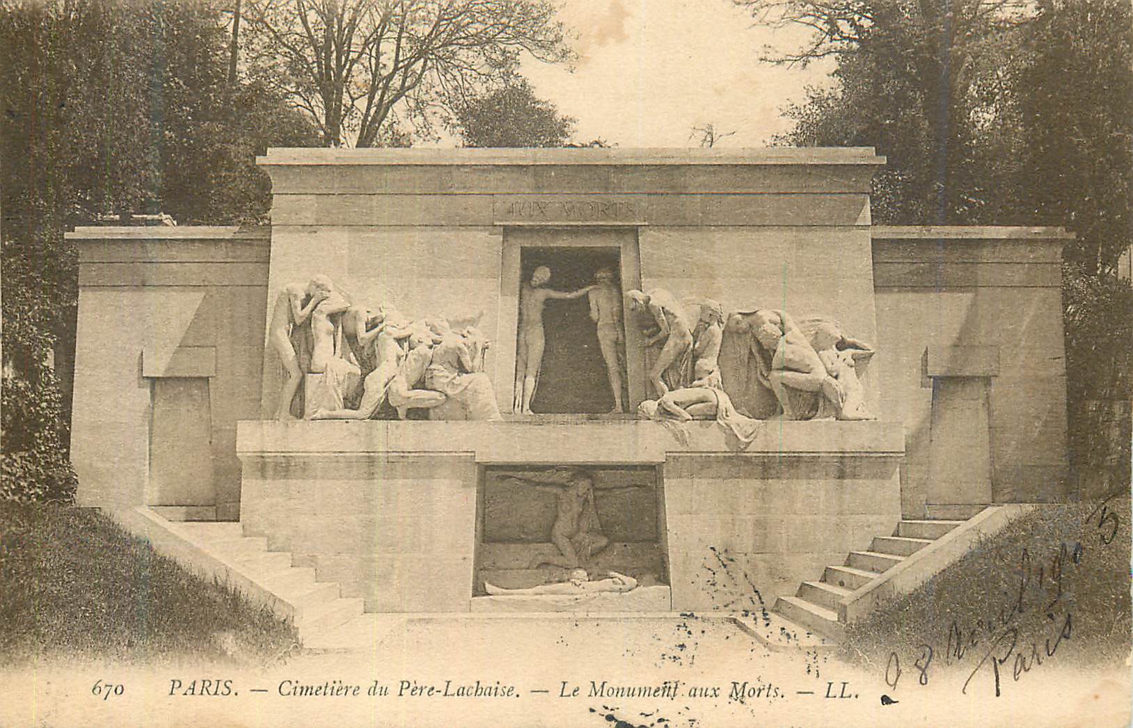CPA Paris Cimetiere du Pere Lachaise Le monument aux morts