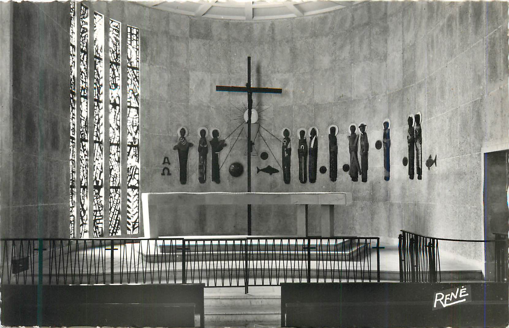 Intérieur de l'église moderne — décor abstrait et vitraux — éditeur RENÉ, n° de série non visible