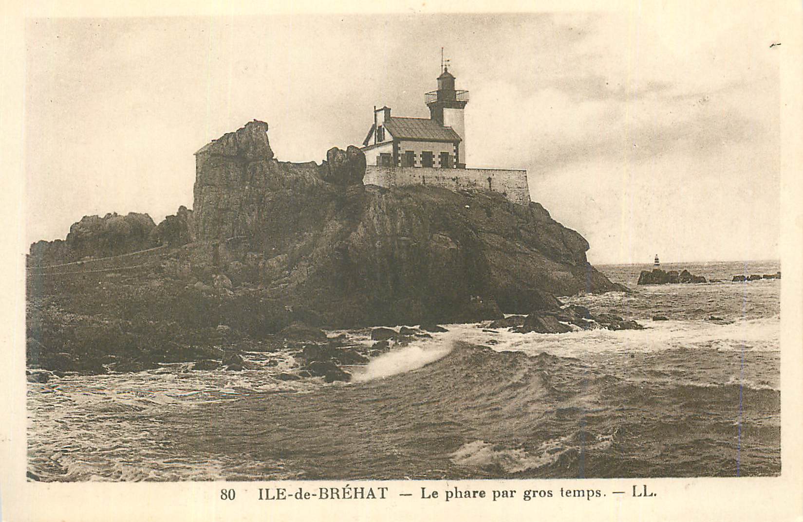 Ile-de-Bréhat — Le phare par gros temps — LL.