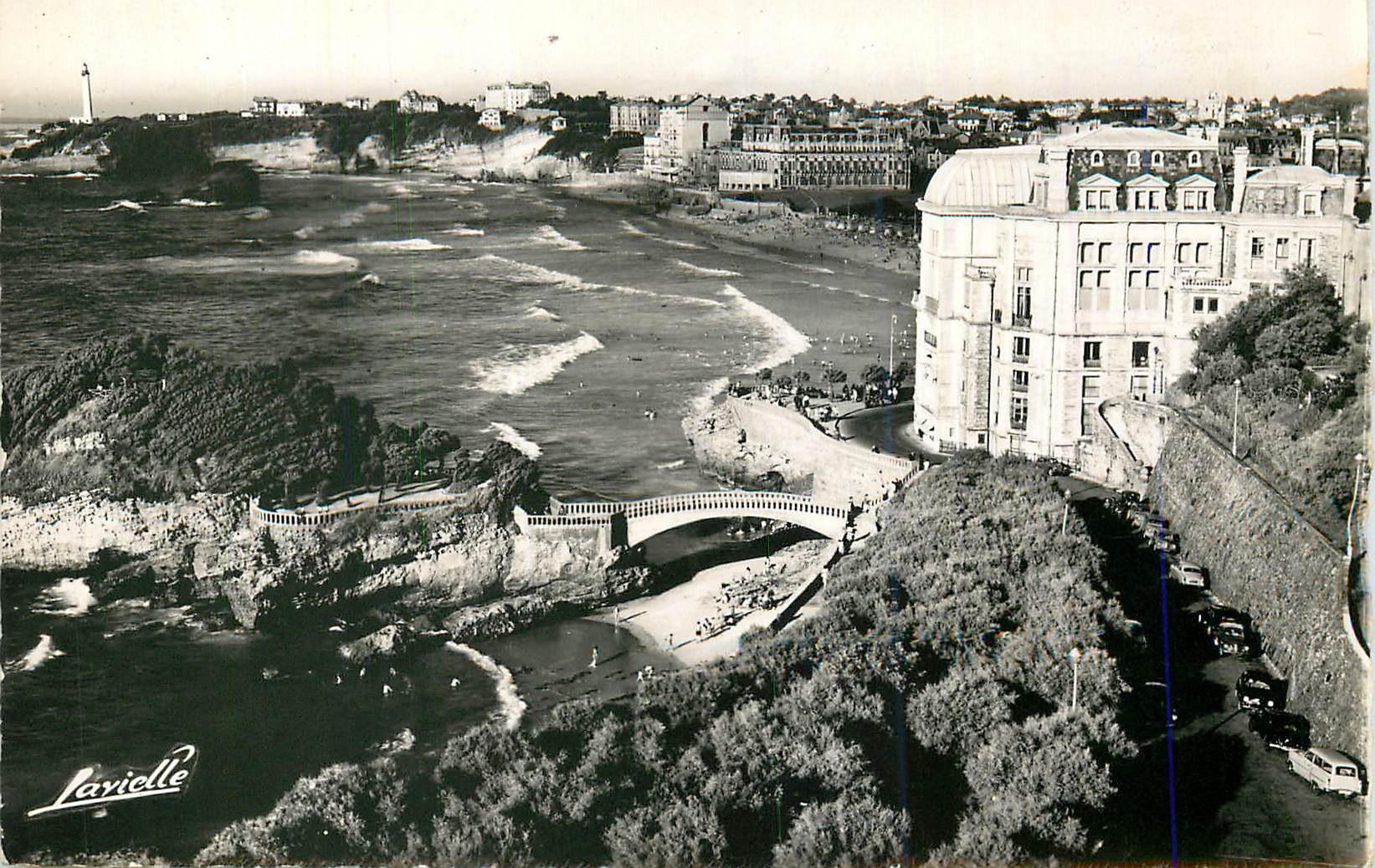 Vue de la plage et du phare de Biarritz — Lavielle