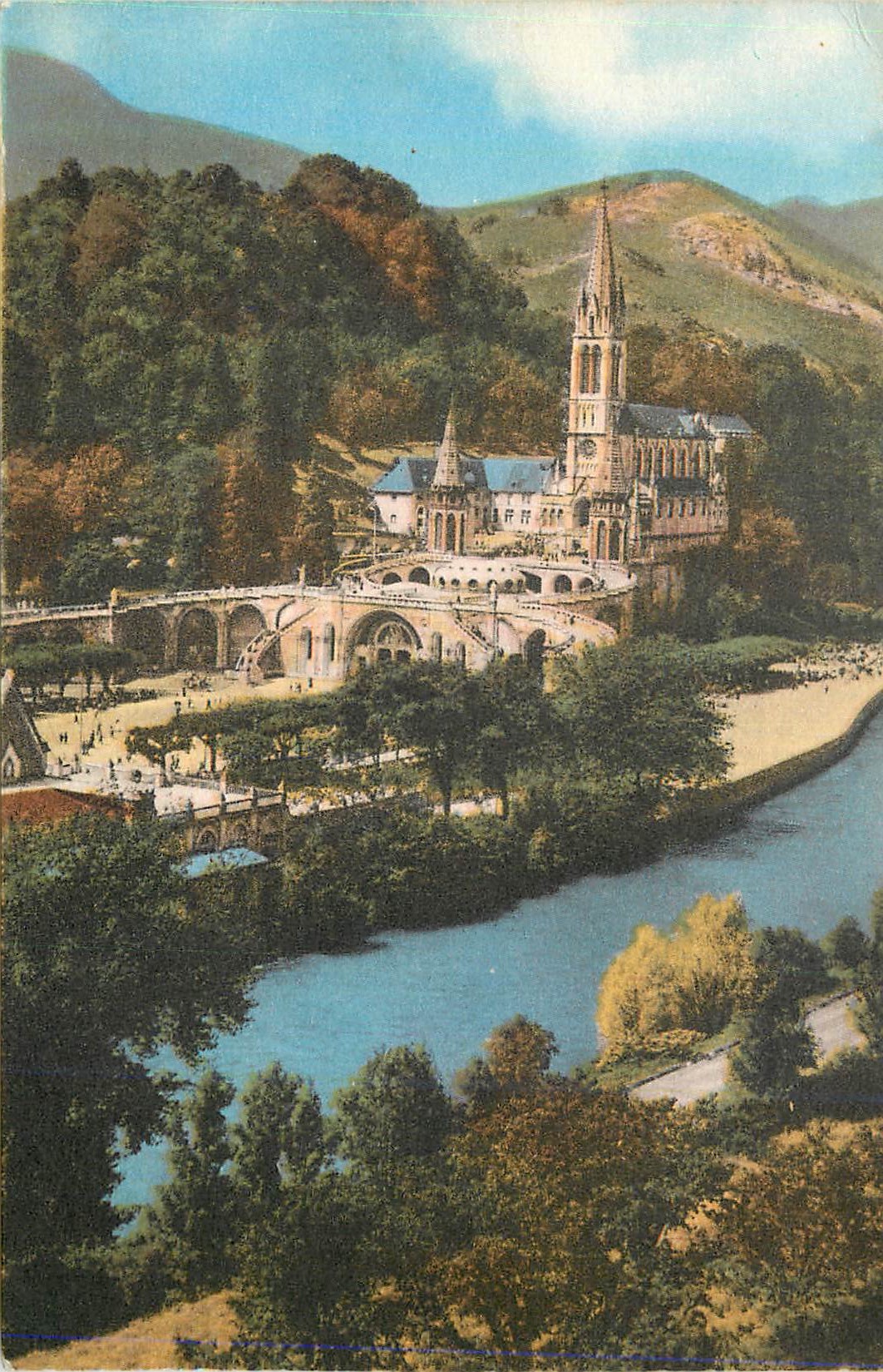 CPA Lourdes (Htes Pyr) la Basilique et le Gave