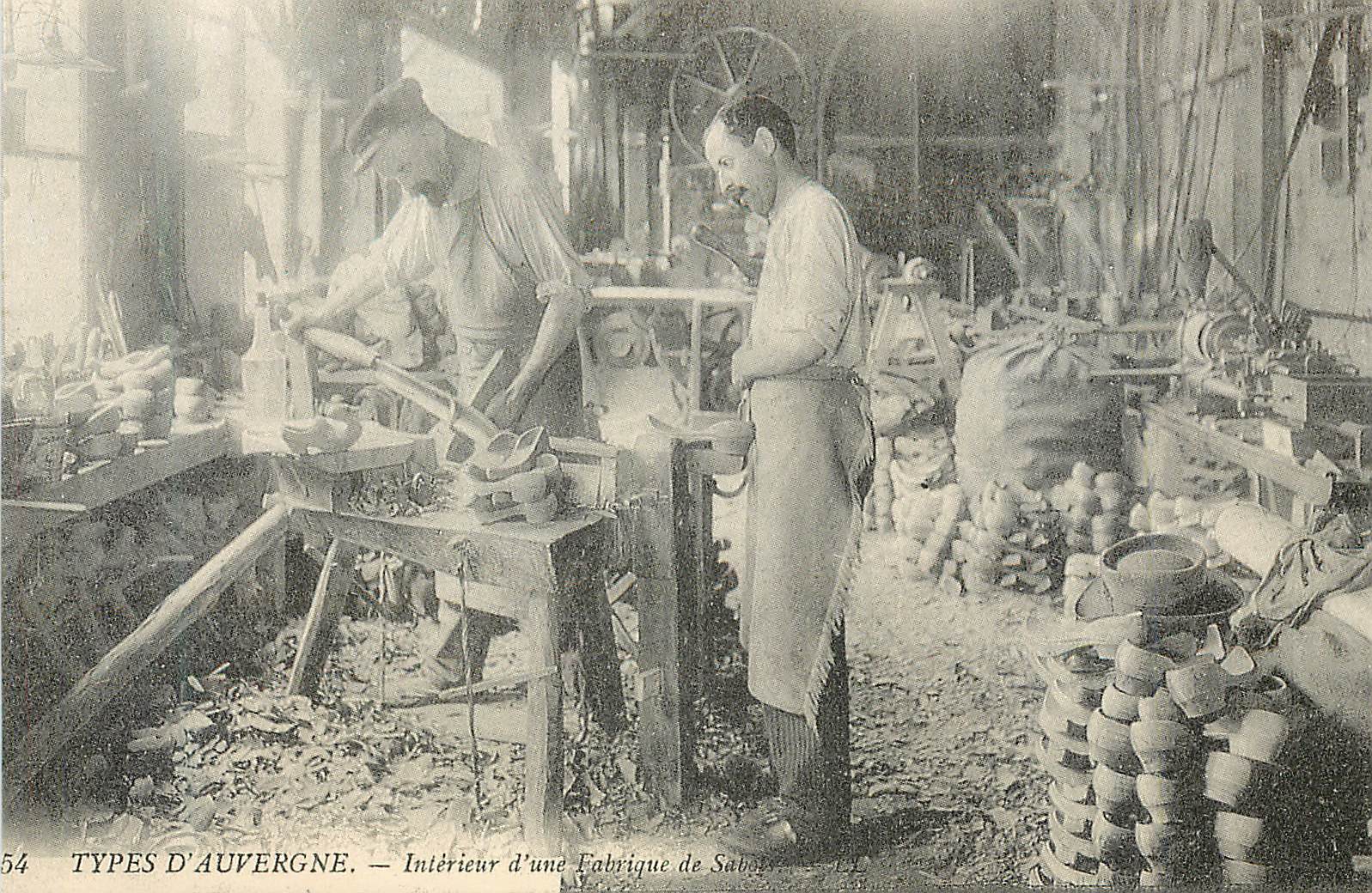 Intérieur d'une Fabrique de Sabots — Types d'Auvergne — n°54