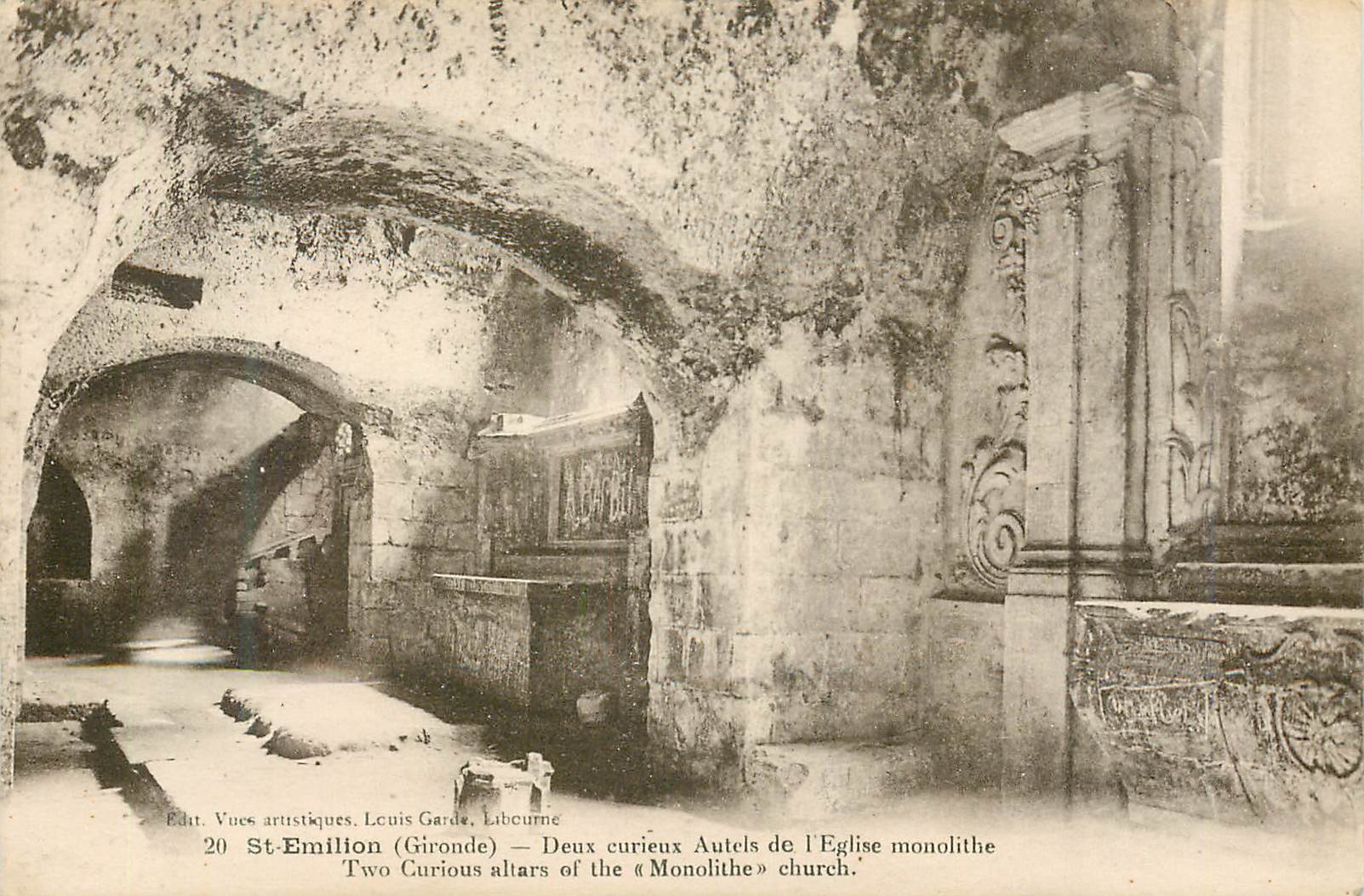 CPA St Emilion (Gironde) Deux Curieux Autels de l'Eglise Monolithe
