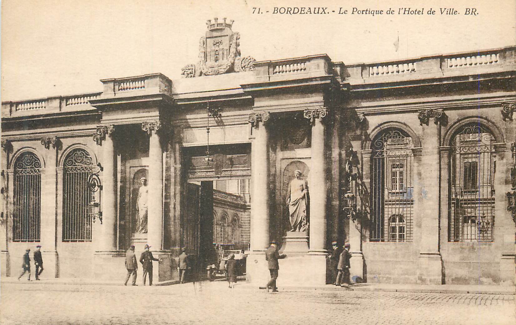 CPA Bordeaux la Portique de l'Hotel de Ville Automobile