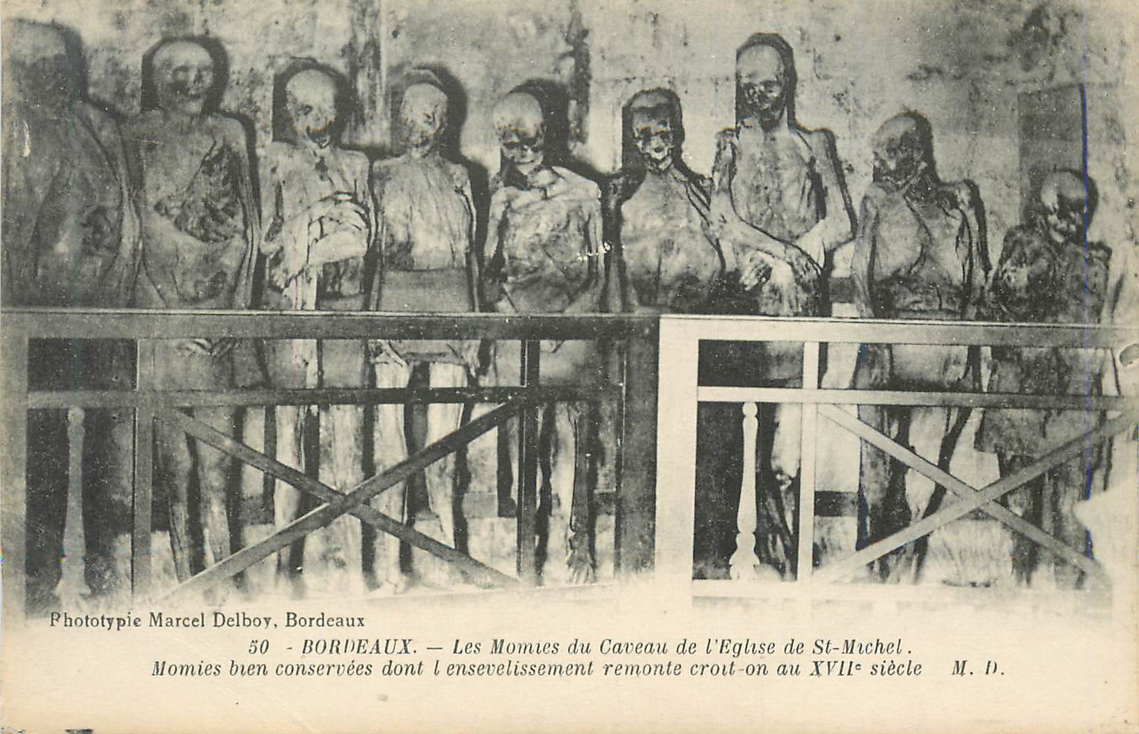 CPA Bordeaux les Momies du Caveau de l'Eglise de St Michel