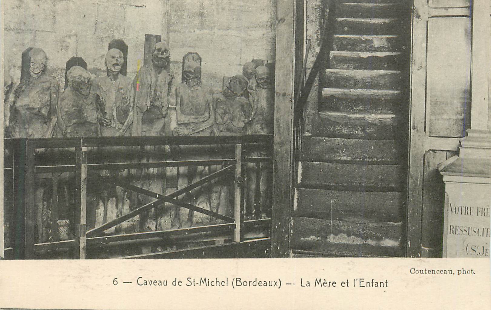 CPA Caveau de St Michel (Bordeaux) la Mere et l'Enfant