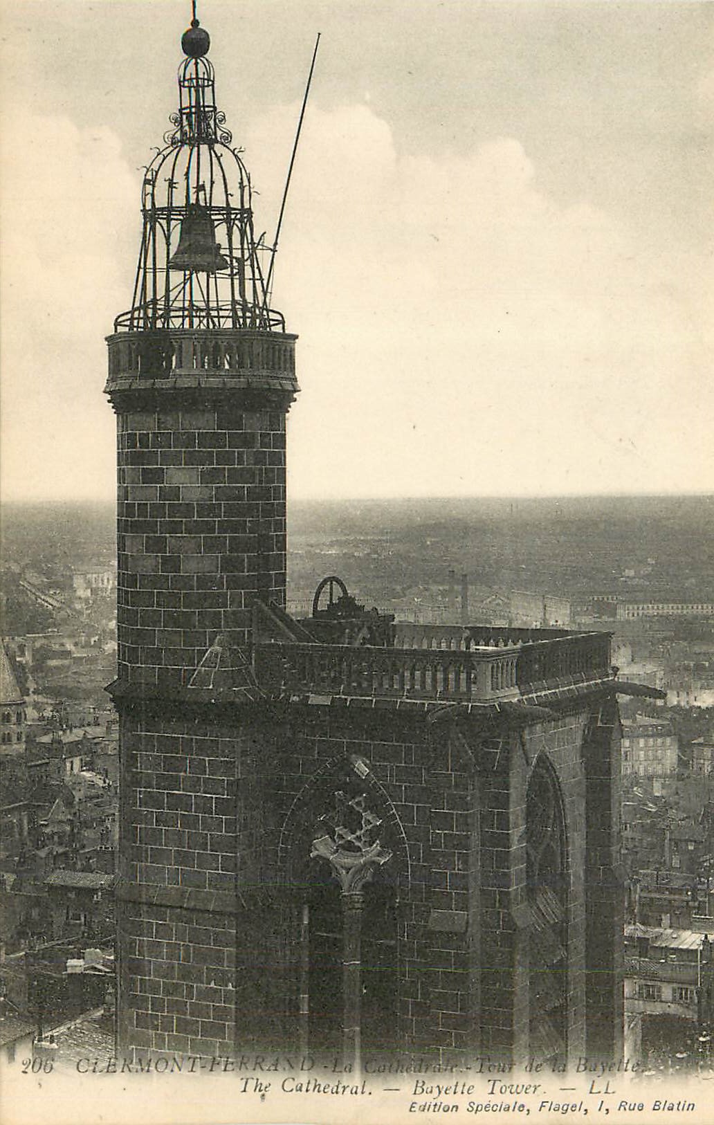 CPA Clermont Ferrand la Cathedrale Tou de la Bayelle