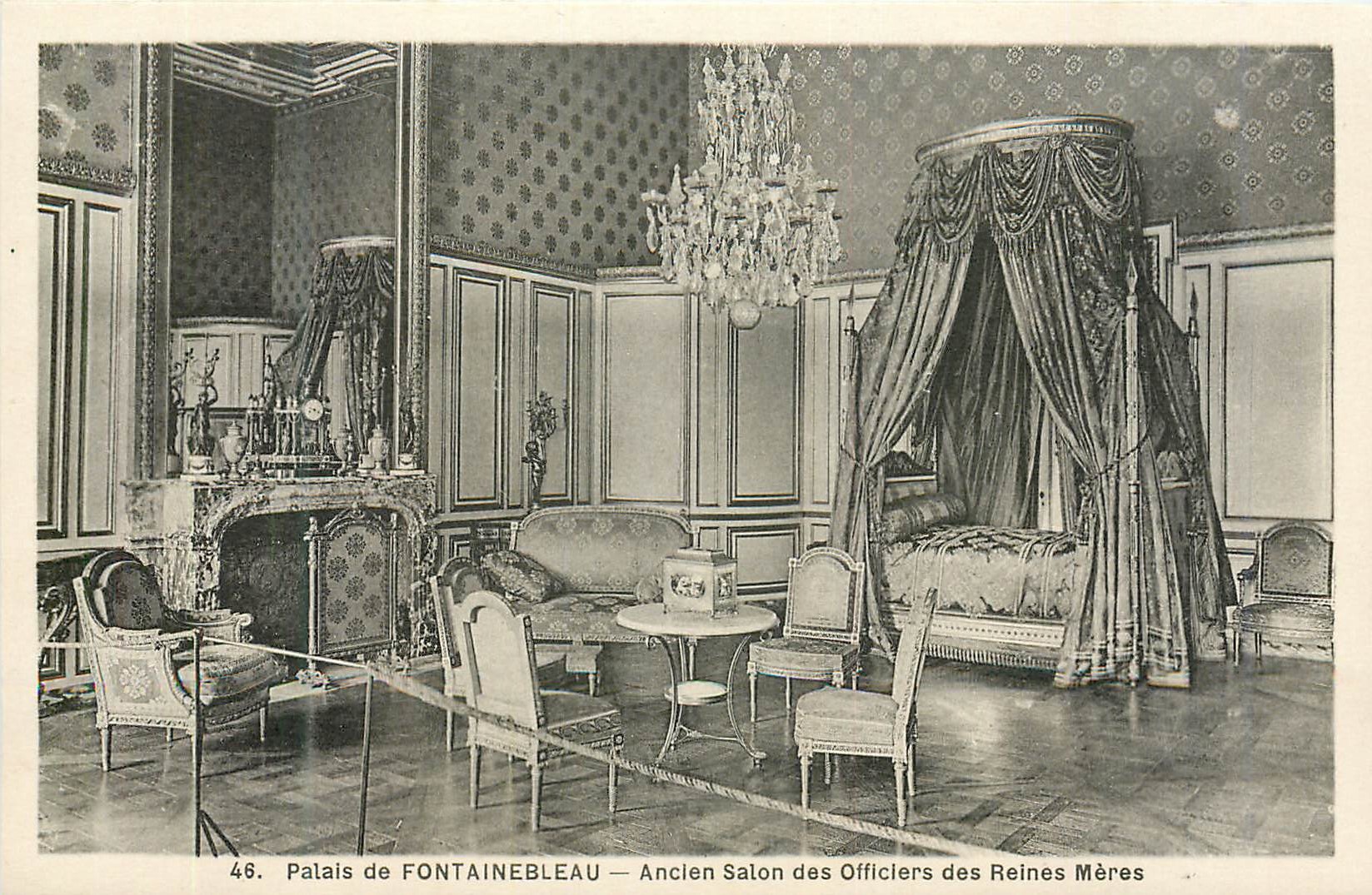 Palais de FONTAINEBLEAU — Ancien Salon des Officiers des Reines Mères