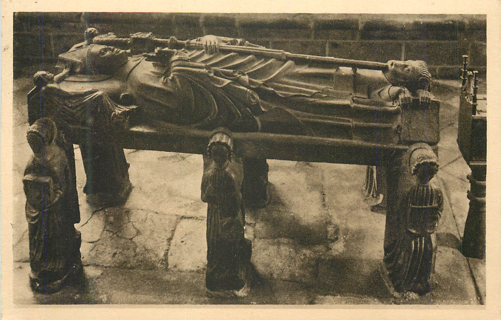 CPA Locronan Tombeau Gothique du XVIe siecle de Saint Ronan
