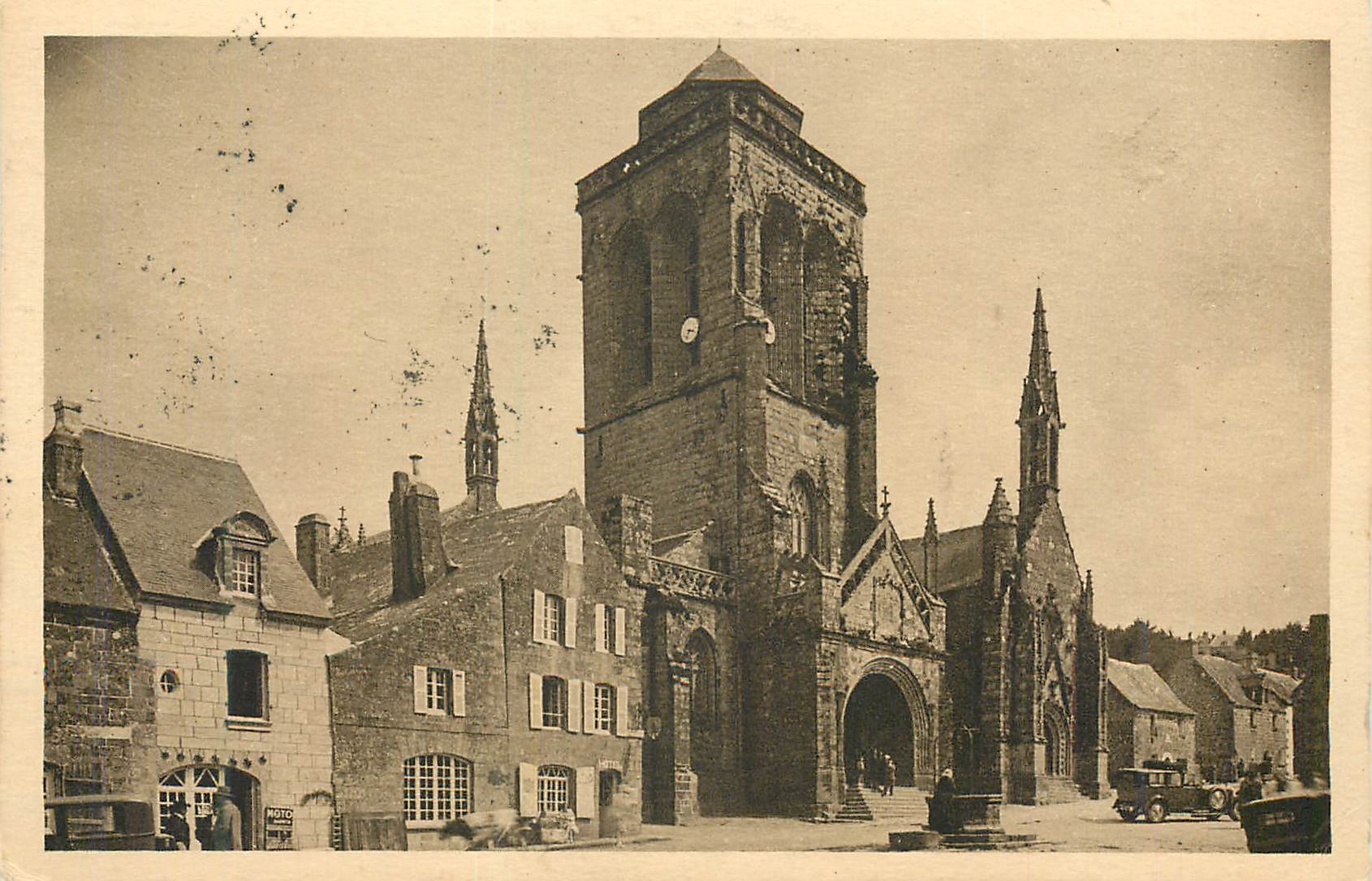 CPA Locronan (XVBe siecle) l'Eglise et le Vieil Hotel St Ronan