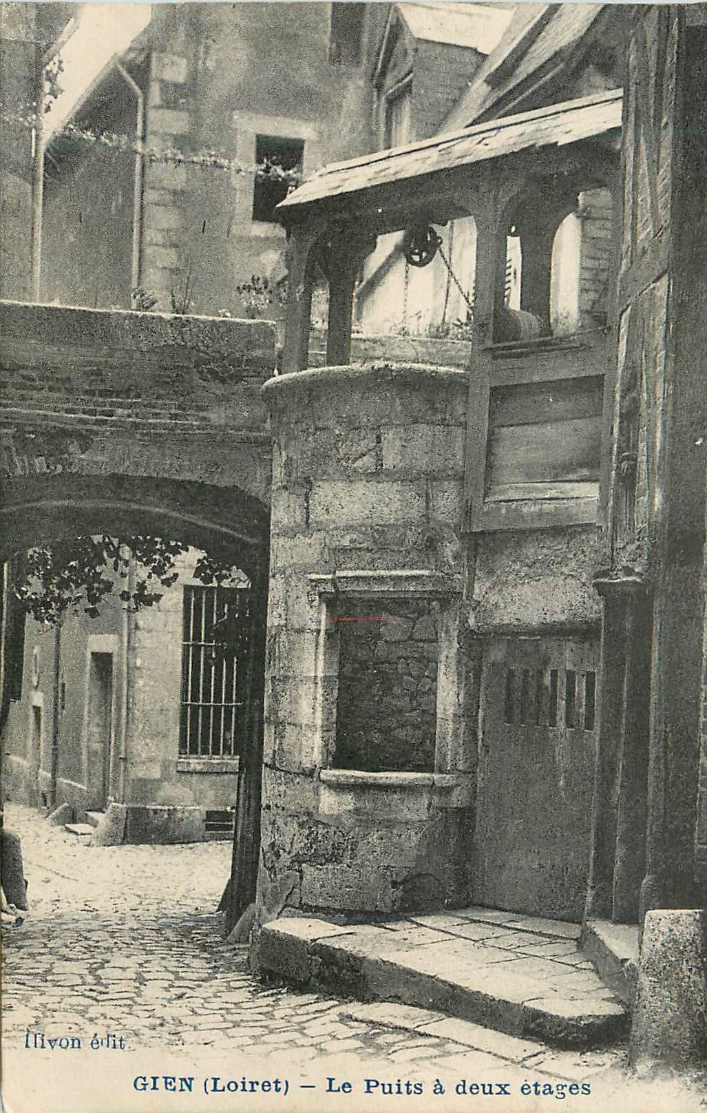 CPA Gien (Loiret) le Puits a Deux Etages