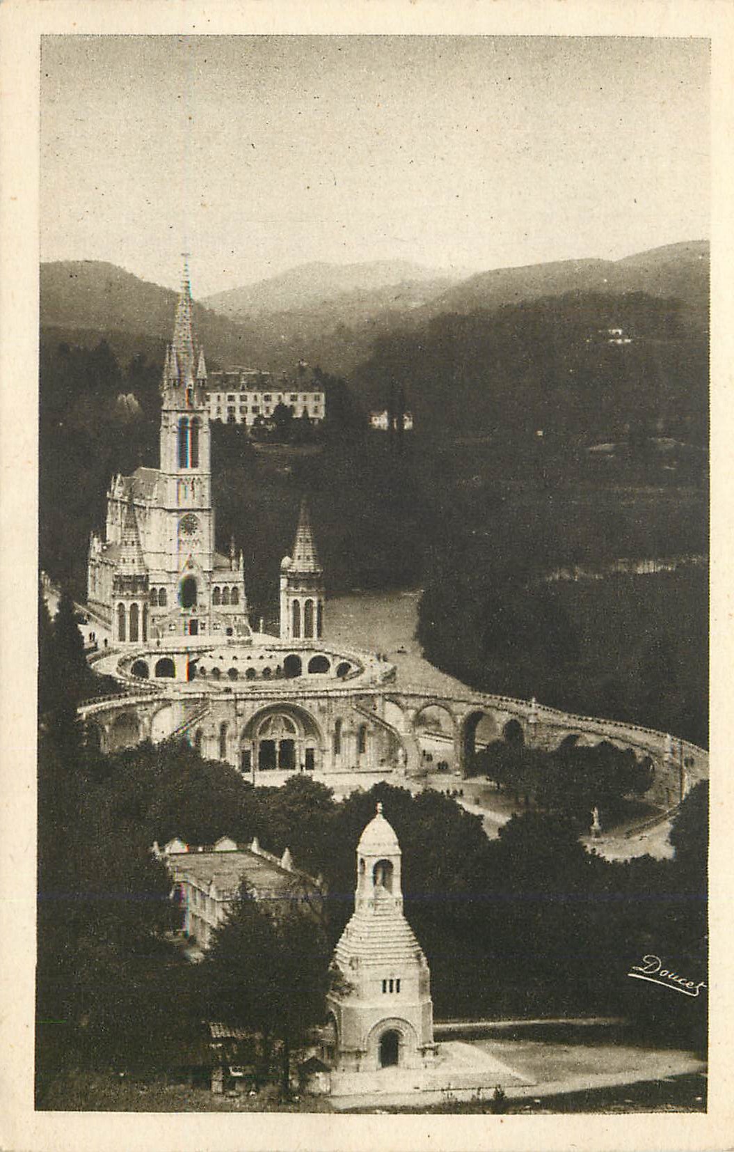 CPA Lourdes Basilique et le monument Litterale